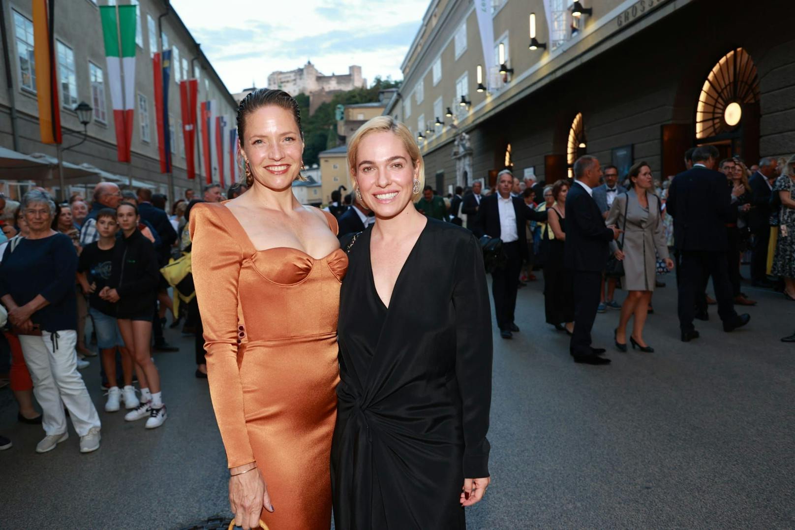 Die Schauspielerinnen Patricia Aulitzky und Verena Altenberger.