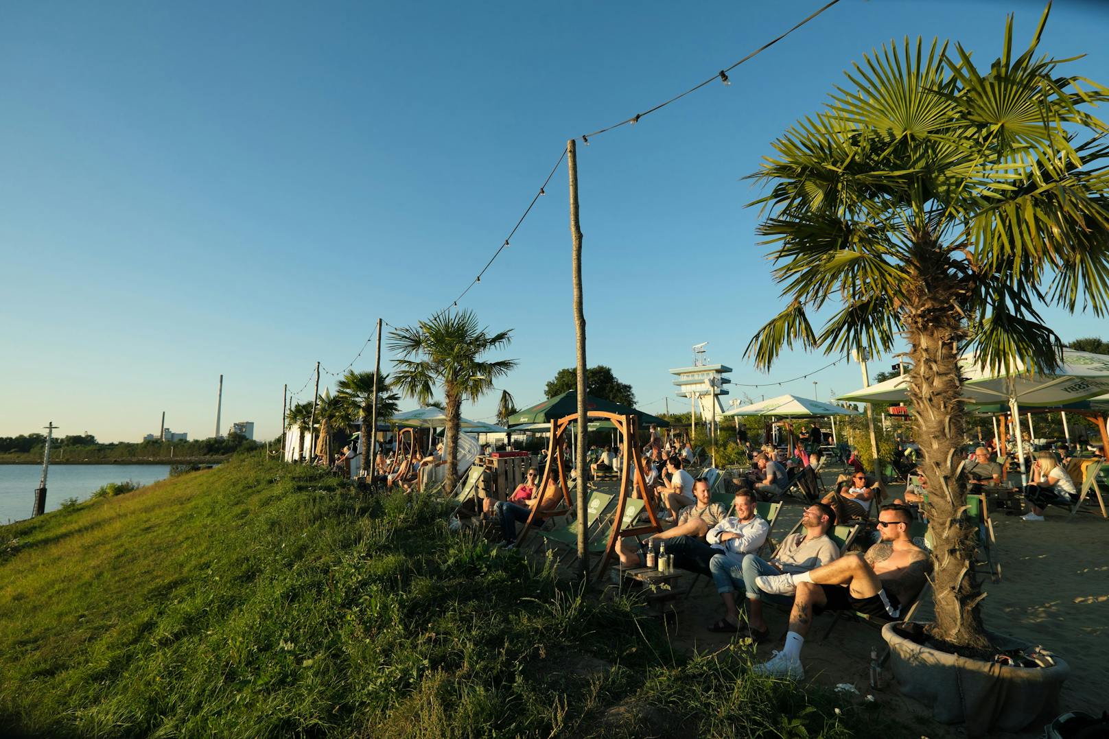 Die Strandbar an der Landzunge gilt als beliebter Treffpunkt im Sommer.