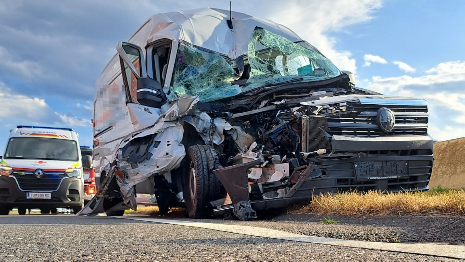 Der Lenker kollidierte mit einem Lkw.