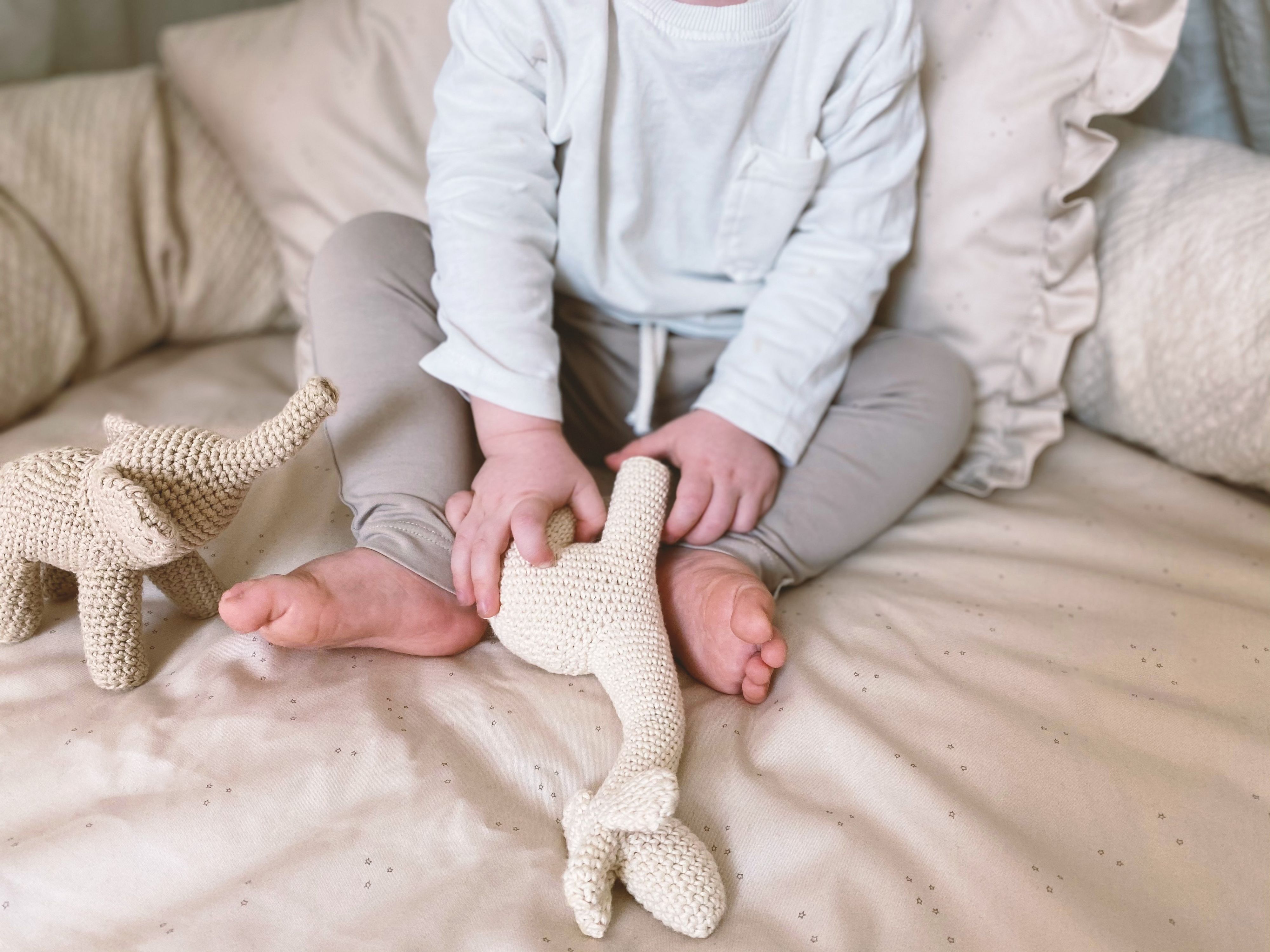 Die Giraffe ist ein schöner Spielgefährte.