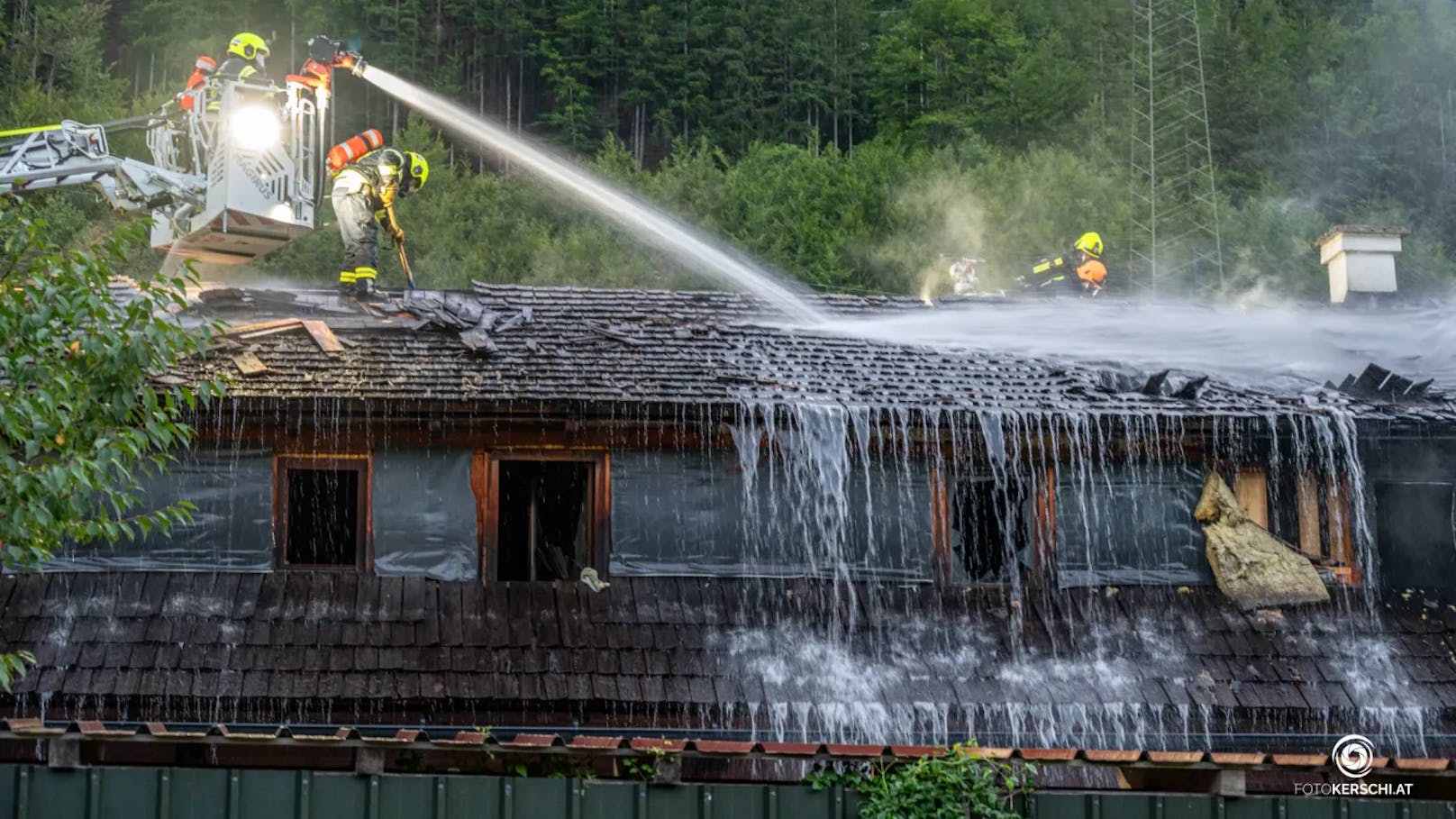 Die Feuerwehr wurde am Donnerstag zu einem Zimmerbrand im Bezirk Kirchdorf alarmiert. Insgesamt standen dabei sechs Feuerwehren im Löscheinsatz.