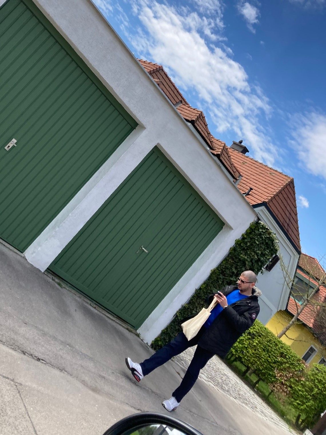 Dieser Mann gibt sich als Polizist aus und spioniert ältere Leute aus.