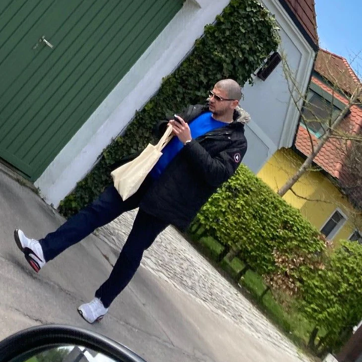 Dieser Mann gibt sich als Polizist aus und spioniert ältere Leute aus.