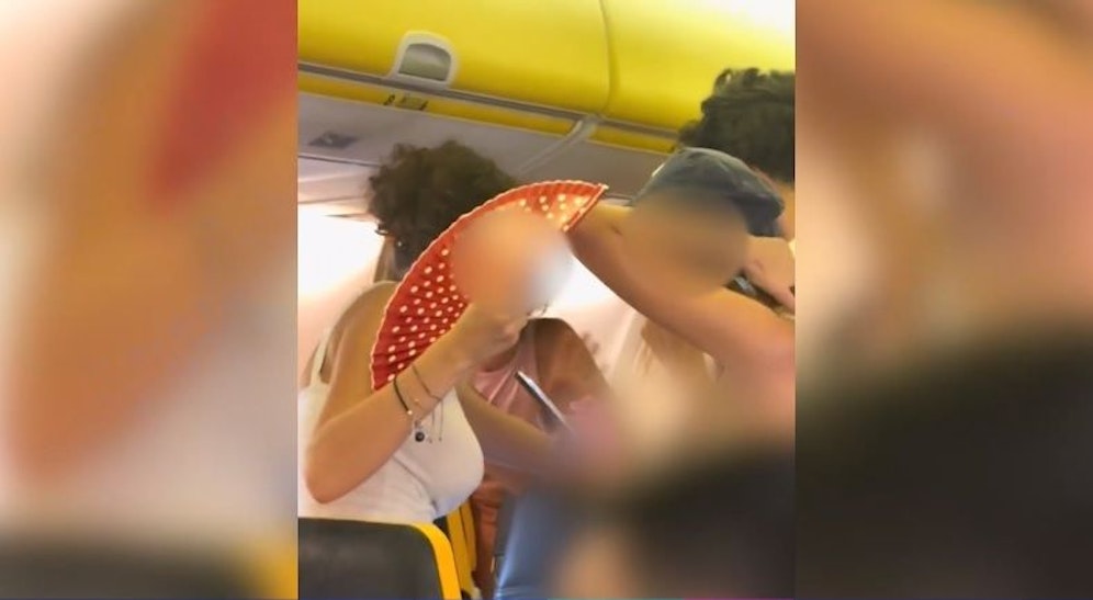 Die Passagiere saßen mehrere Stunden im Flugzeug fest.