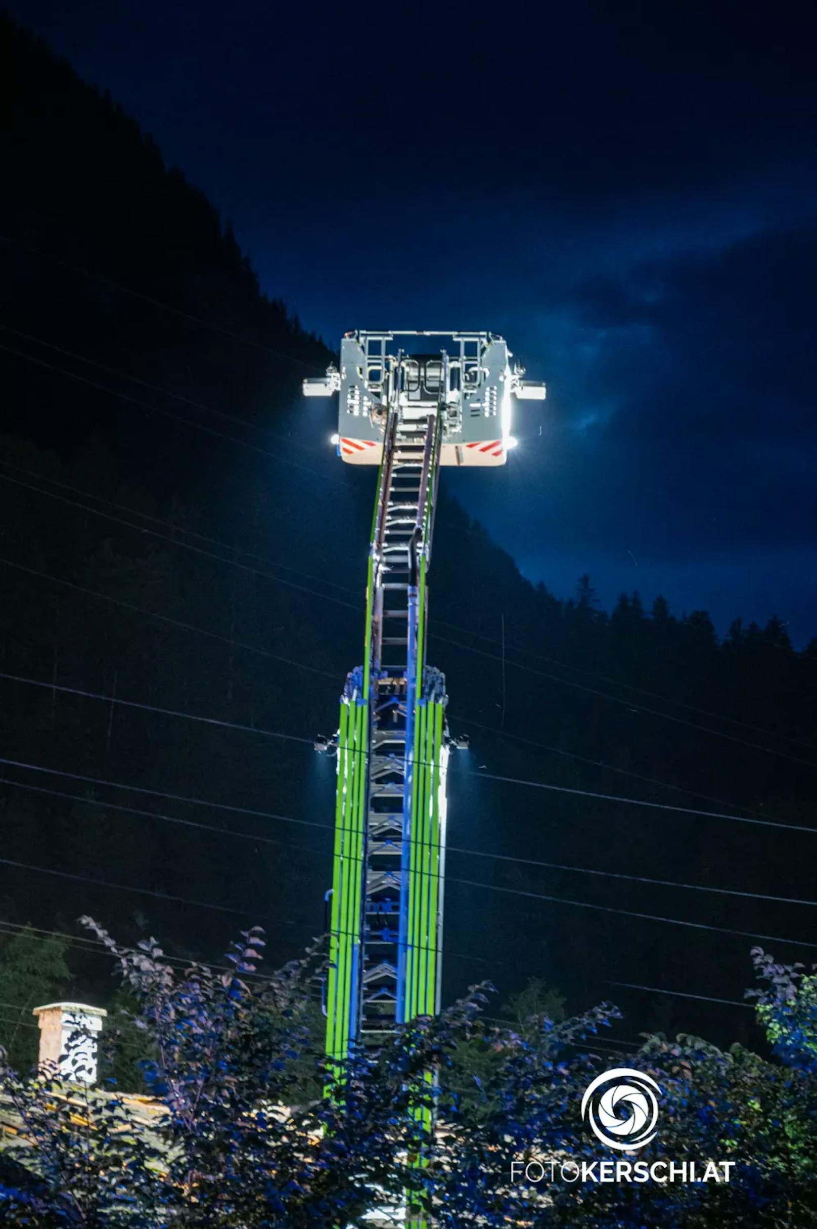 Die Feuerwehr wurde am Donnerstag zu einem Zimmerbrand im Bezirk Kirchdorf alarmiert. Insgesamt standen dabei sechs Feuerwehren im Löscheinsatz.