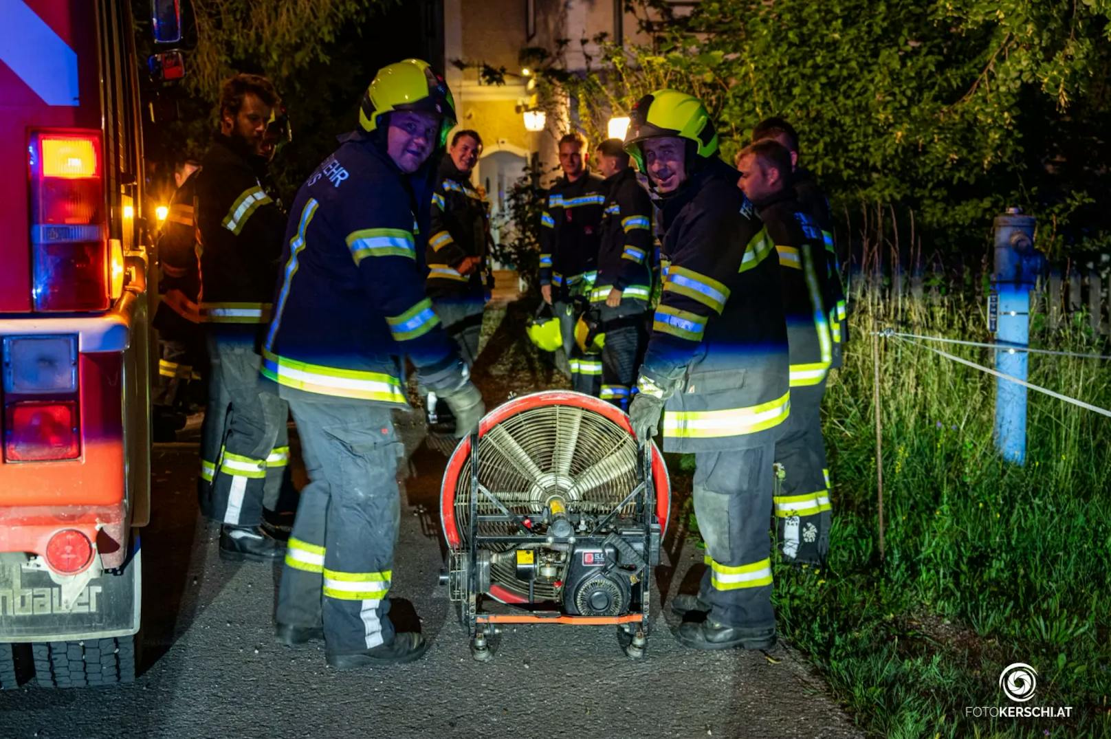 Piepsende Rauchmelder und eine Rauchentwicklung führten in der Nacht auf Freitag zu einem von zwei Feuerwehren in Klaus an der Pyhrnbahn.