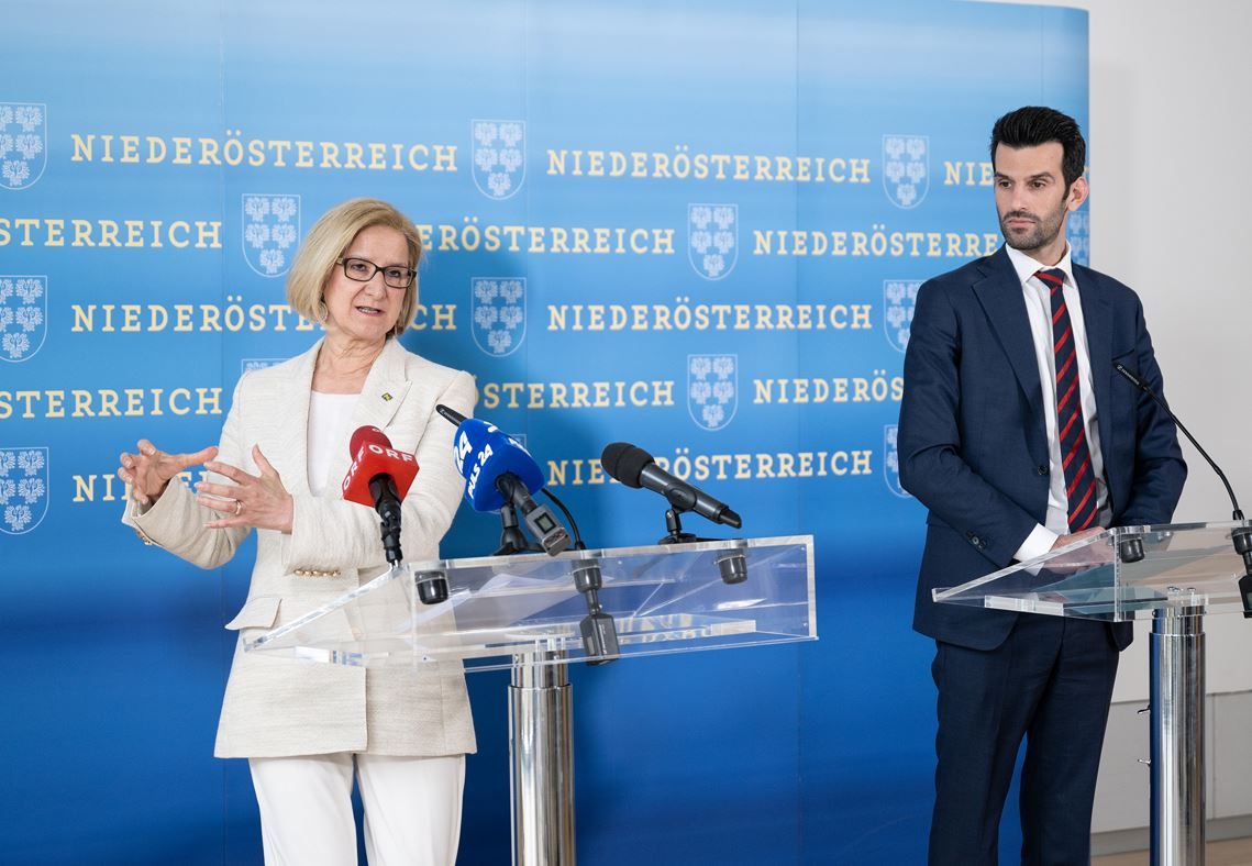 Landeshauptfrau Johanna Mikl-Leitner und LH-Stellvertreter Udo Landbauer informieren über die Gender-Regeln, die ab 1. August in der NÖ Landesverwaltung gelten.