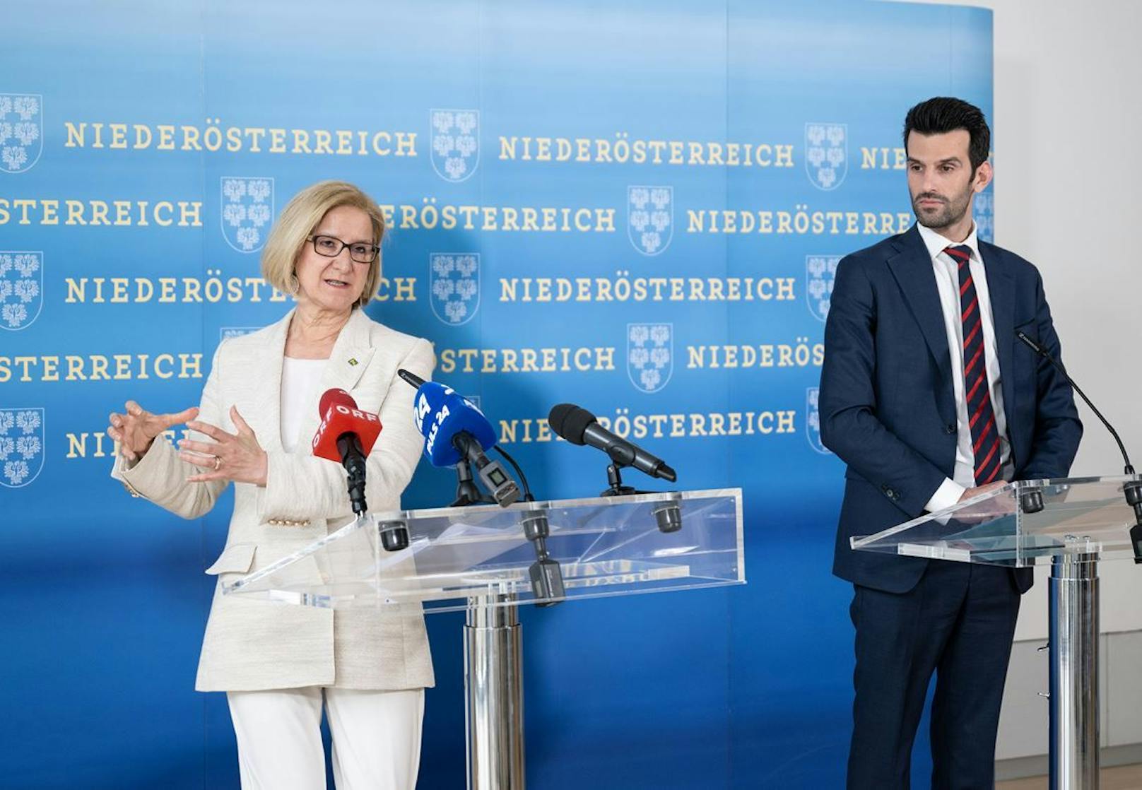 Landeshauptfrau Johanna Mikl-Leitner und LH-Stellvertreter Udo Landbauer informieren über die Gender-Regeln, die ab 1. August in der NÖ Landesverwaltung gelten.