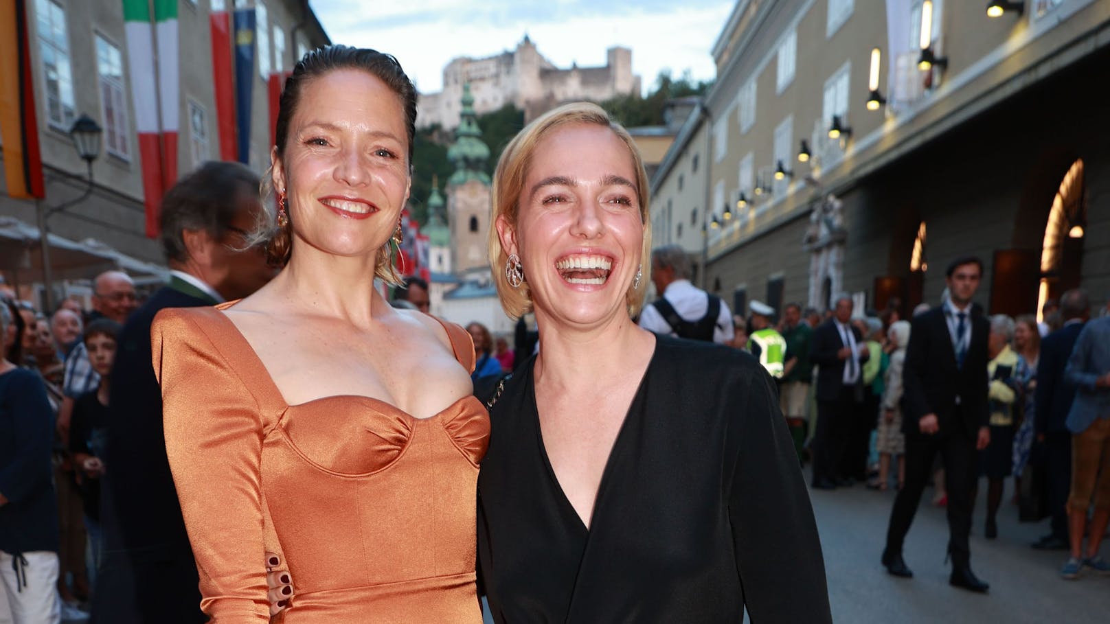 Die Schauspielerinnen Patricia Aulitzky und Verena Altenberger vor der Premiere.