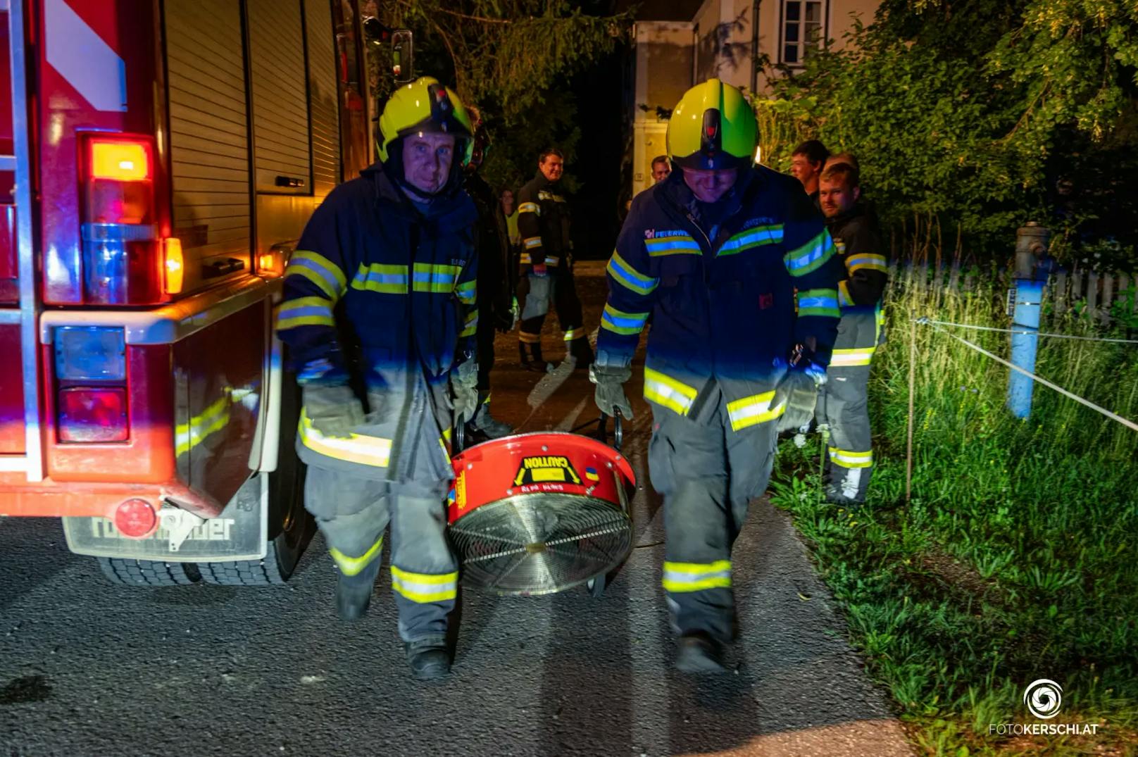 Piepsende Rauchmelder und eine Rauchentwicklung führten in der Nacht auf Freitag zu einem von zwei Feuerwehren in Klaus an der Pyhrnbahn.