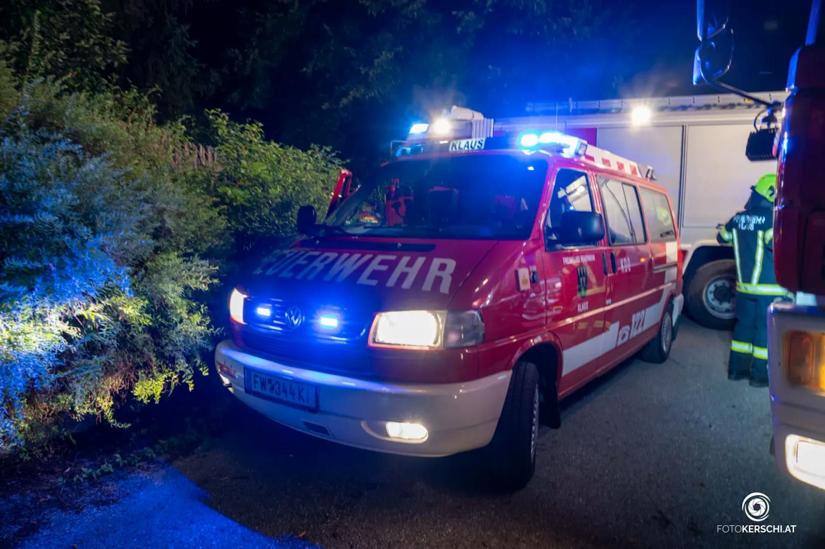 Piepsende Rauchmelder und eine Rauchentwicklung führten in der Nacht auf Freitag zu einem von zwei Feuerwehren in Klaus an der Pyhrnbahn.