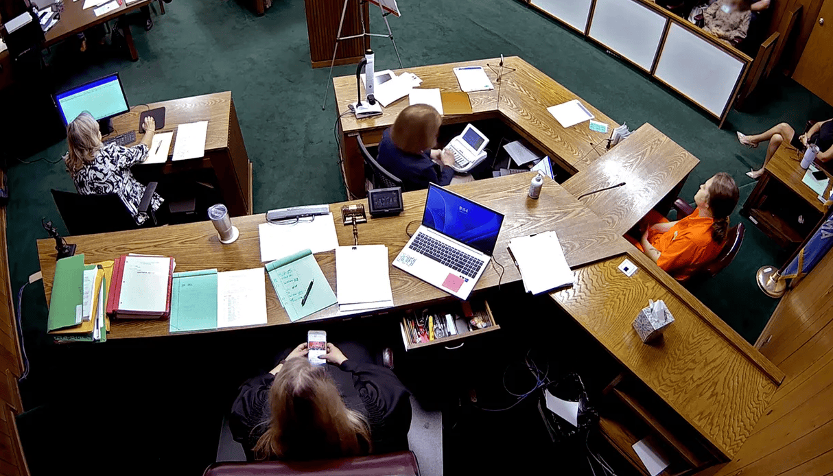 Auf einem Screenshot eines Videos, das dem «The Oklahoman» vorliegt, ist zu sehen, wie die Richterin auf ihrem Handy im Internet surft. 