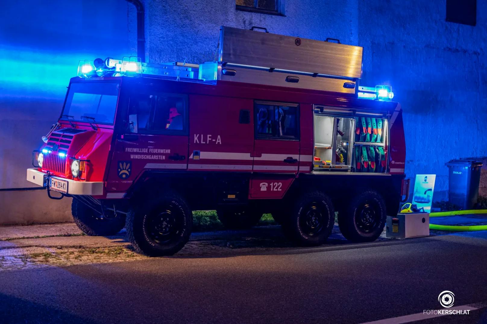 Die Feuerwehr wurde am Donnerstag zu einem Zimmerbrand im Bezirk Kirchdorf alarmiert. Insgesamt standen dabei sechs Feuerwehren im Löscheinsatz.