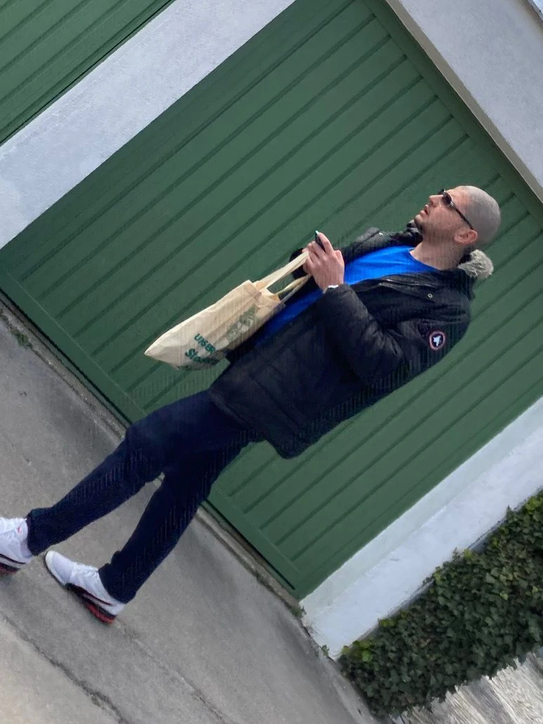 Wer kann Hinweise auf diesen Mann geben?