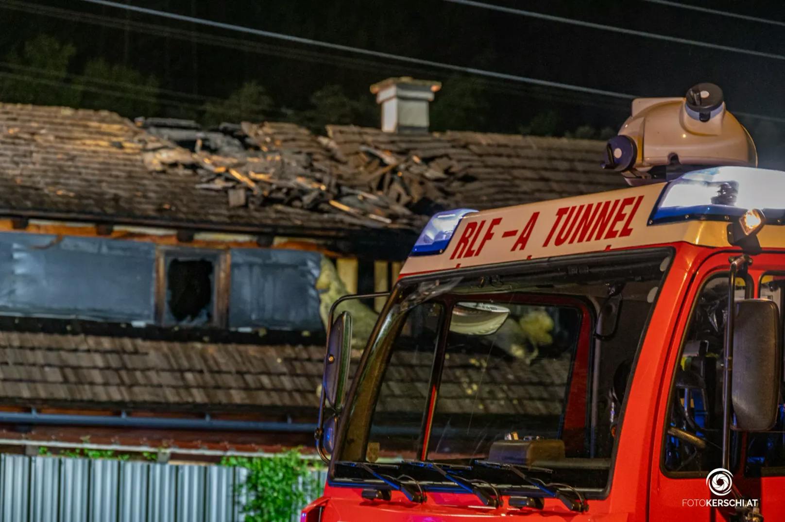 Die Feuerwehr wurde am Donnerstag zu einem Zimmerbrand im Bezirk Kirchdorf alarmiert. Insgesamt standen dabei sechs Feuerwehren im Löscheinsatz.