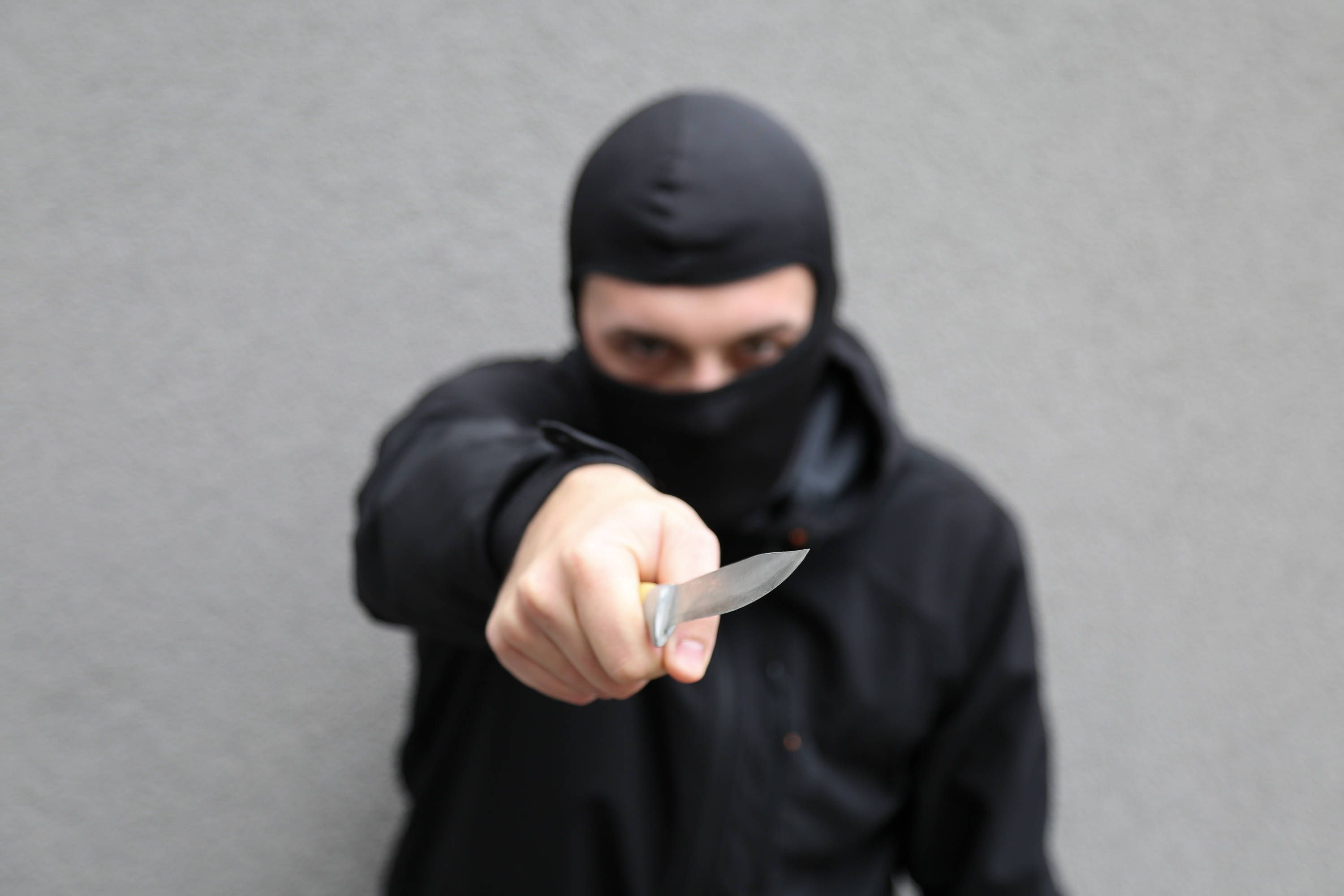 Der 16-Jährige wurde unter anderem mit einem Messer bedroht. (Symbolbild)