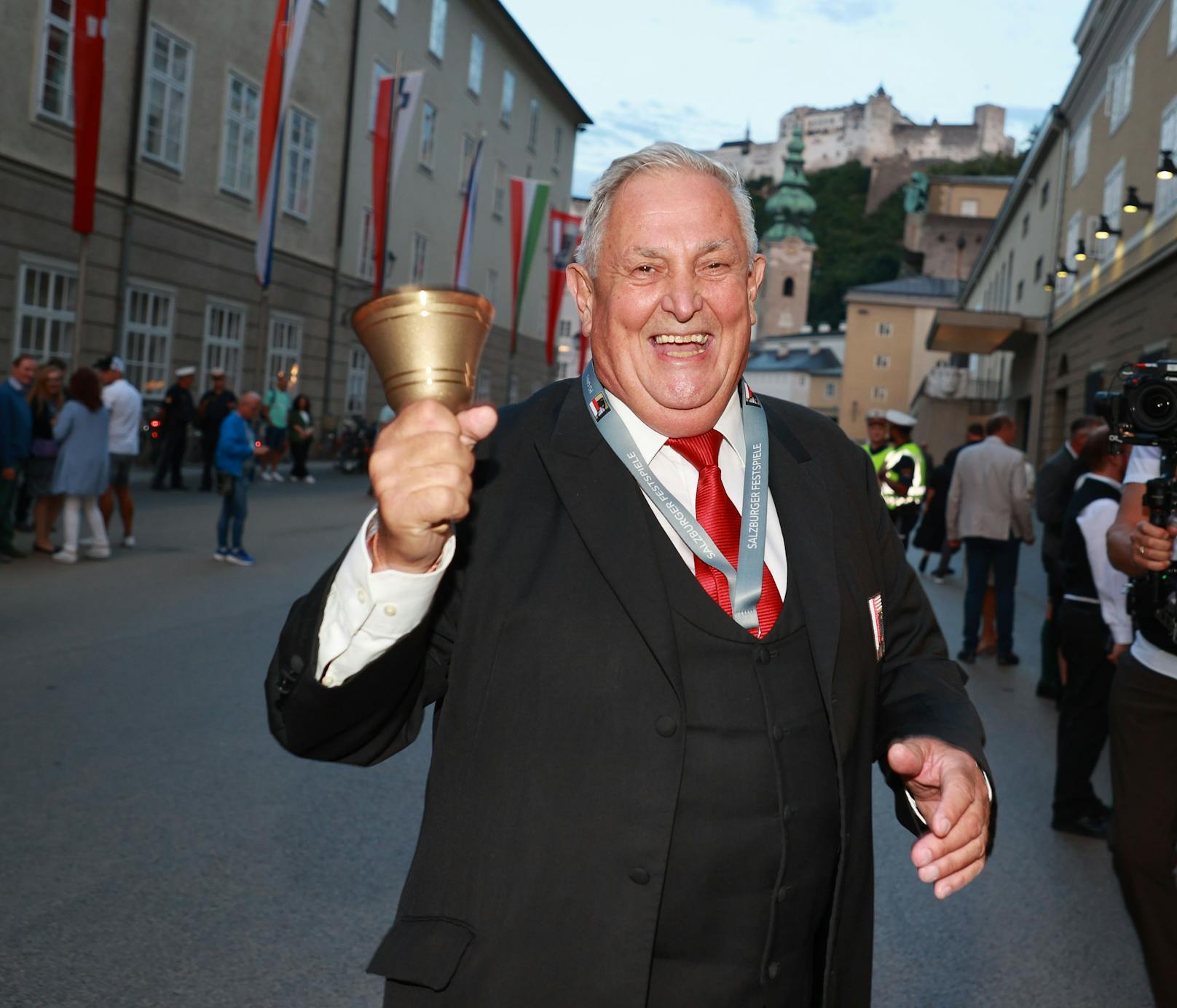 Tradition in Salzburg: Saaldiener Georg Wallner ruft mit Glocke zur Premiere.