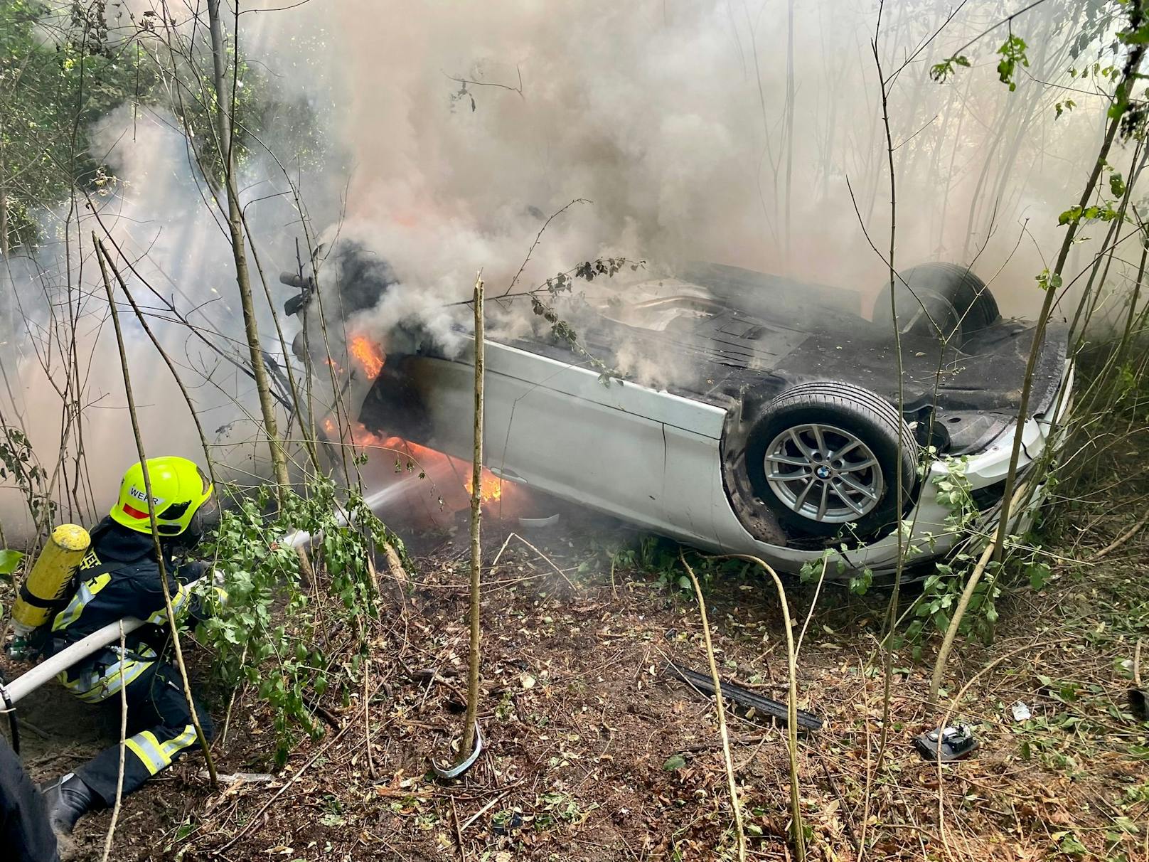 19-Jährige in letzter Sekunde aus Flammen-Auto befreit