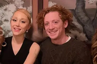 Datet Ariana Grande diesen Musical-Darsteller?