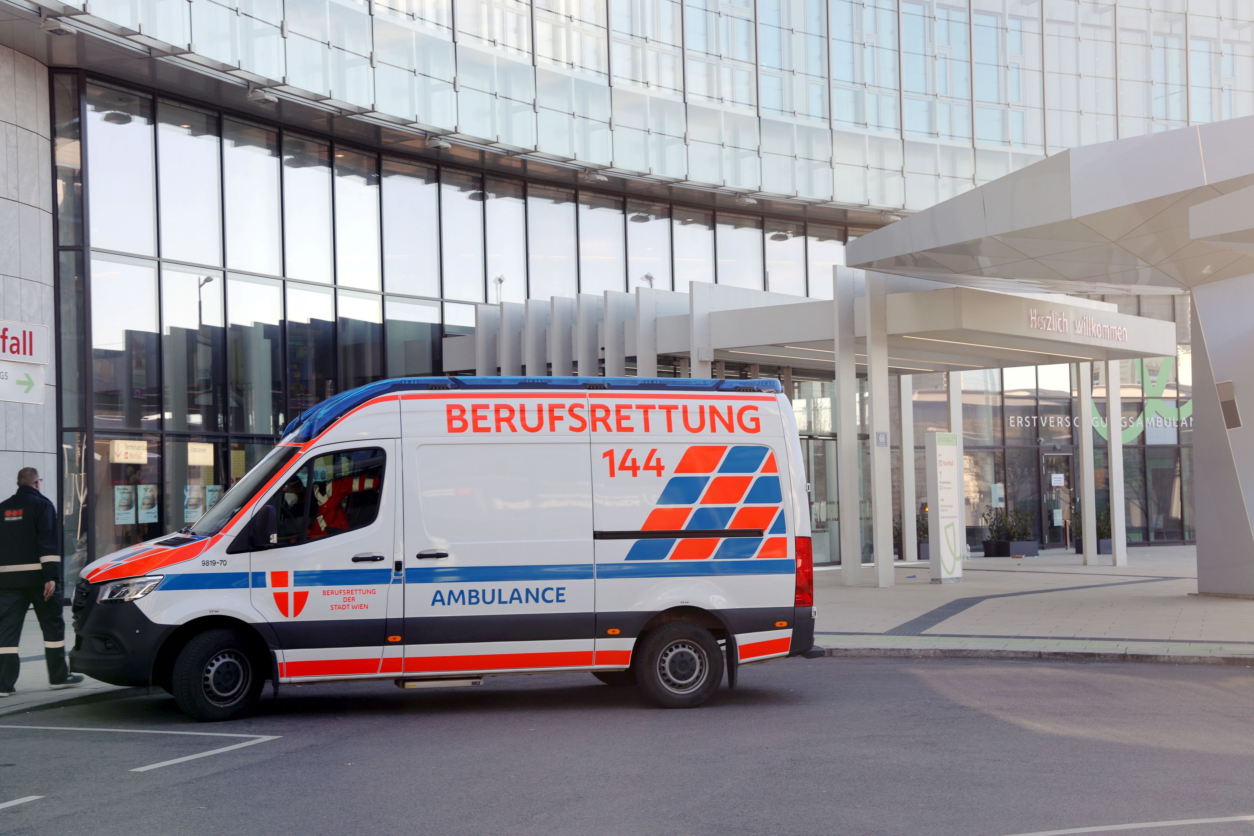 Ein Wagen der Berufsrettung vor der Klinik Floridsdorf (ehemals KH Nord).