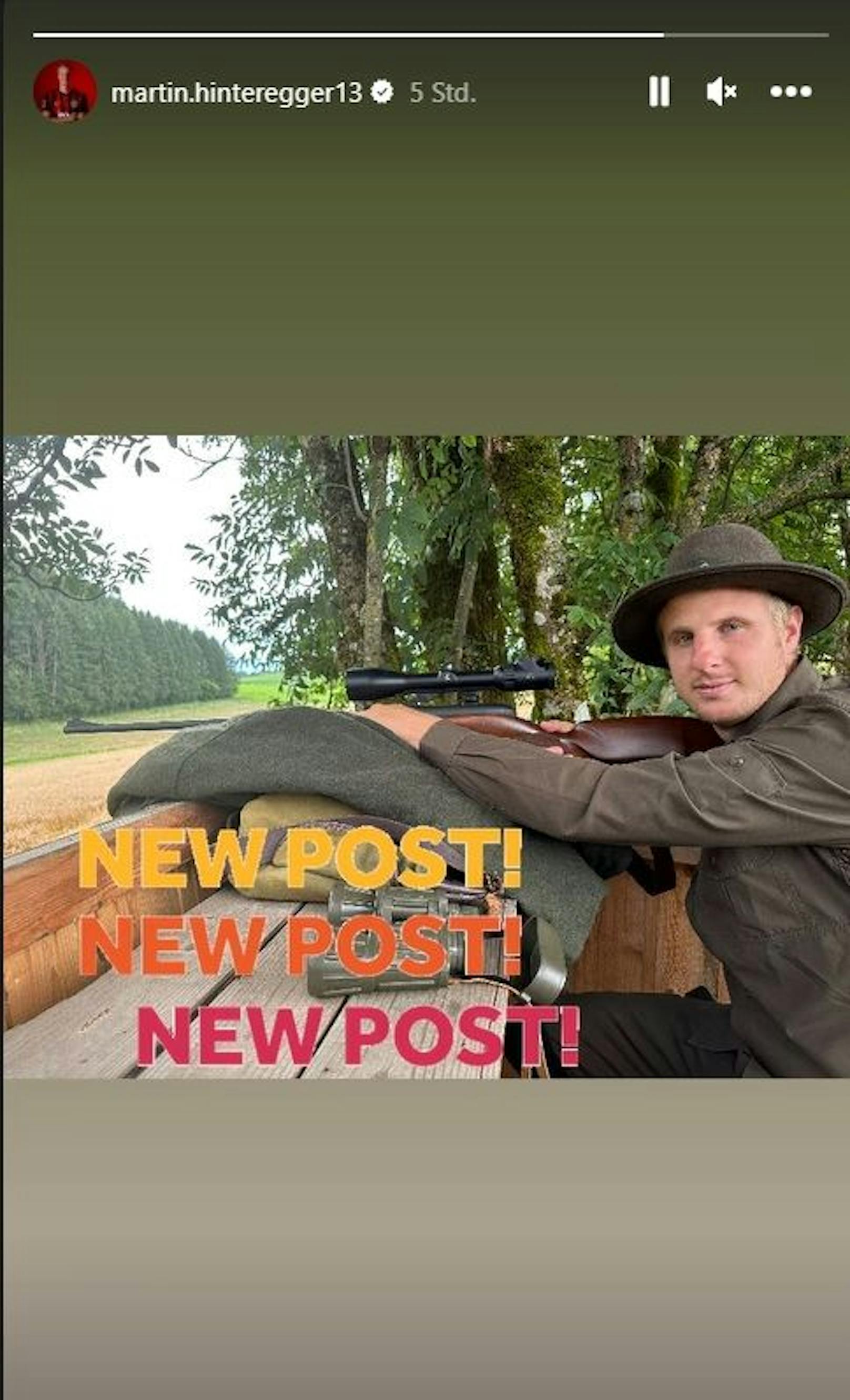 Martin Hinteregger posiert in seiner Instagram-Story mit einem Gewehr. 