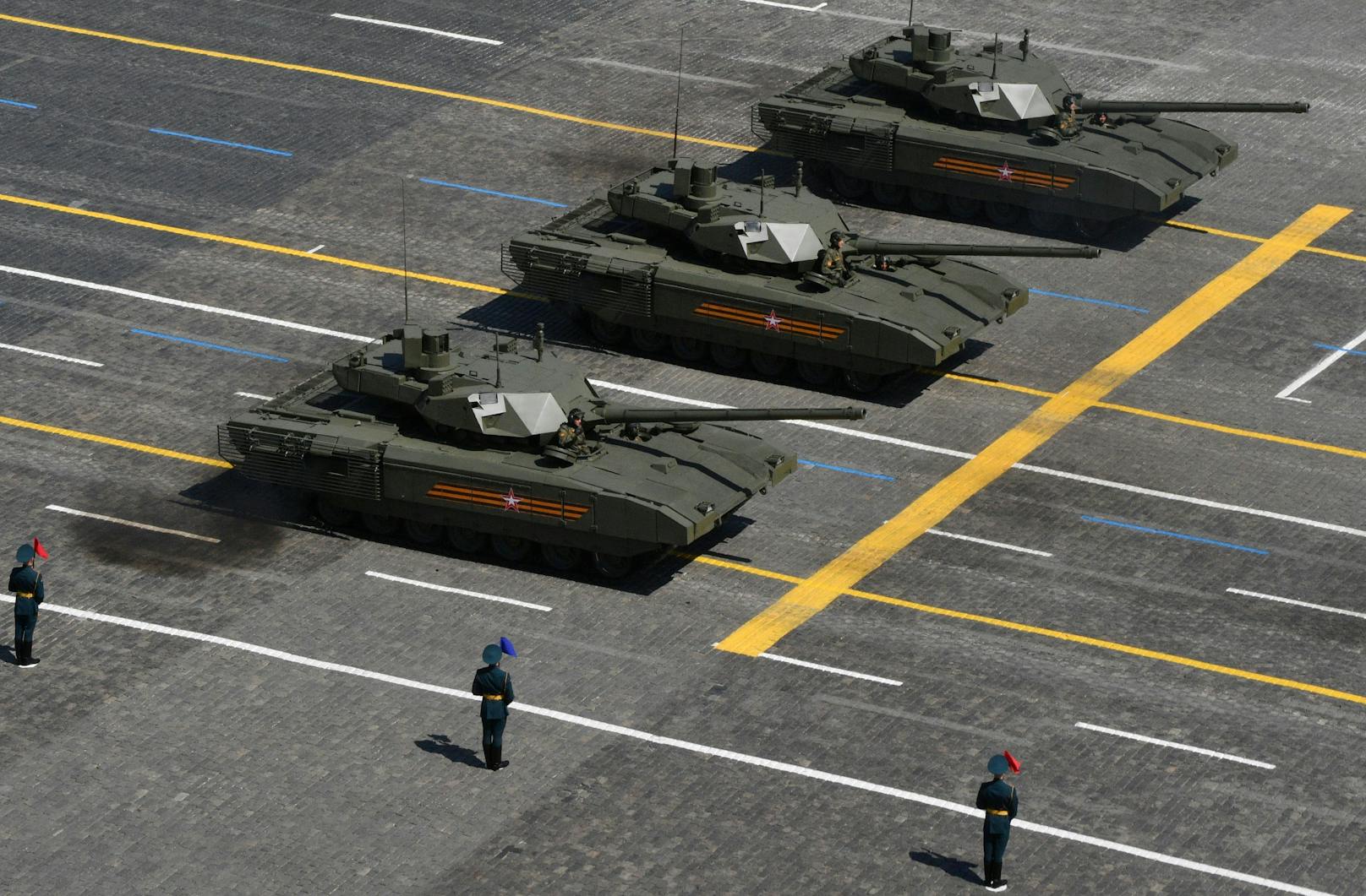 Mehrere T-14-Panzer während der Militärparade in Moskau im Jahr 2020.