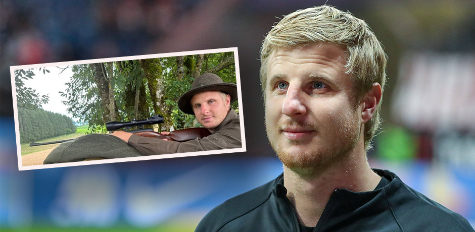 Martin Hinteregger posiert mit einem Gewehr auf Instagram. 