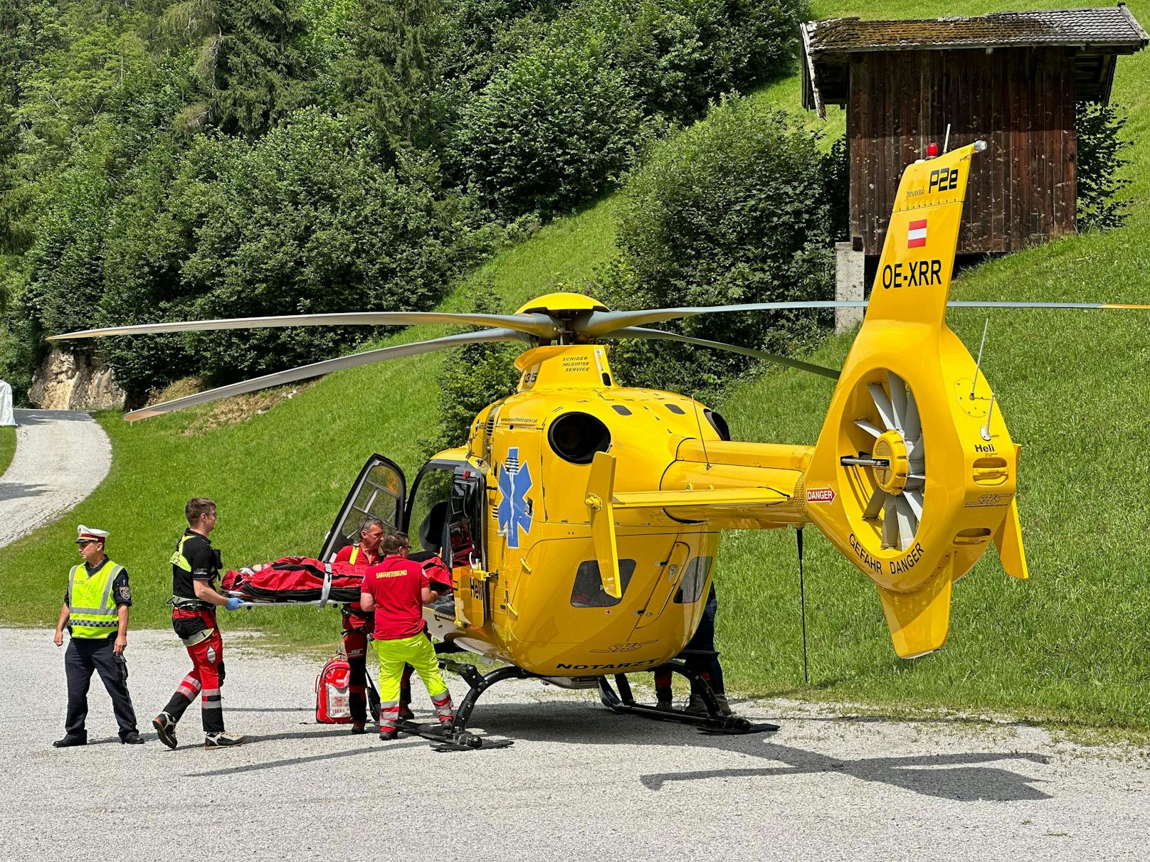 Der verletzte Bub wurde mit dem Notarzthubschrauber ins Krankenhaus geflogen.