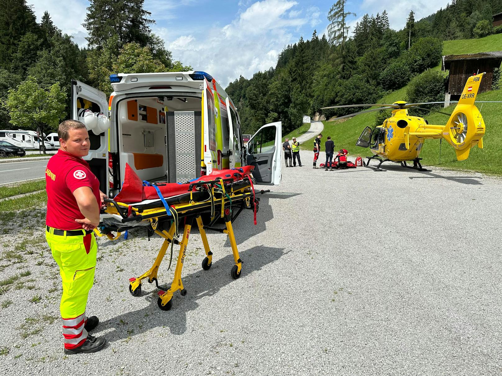 Der verletzte Bub wurde mit dem Notarzthubschrauber ins Krankenhaus geflogen.