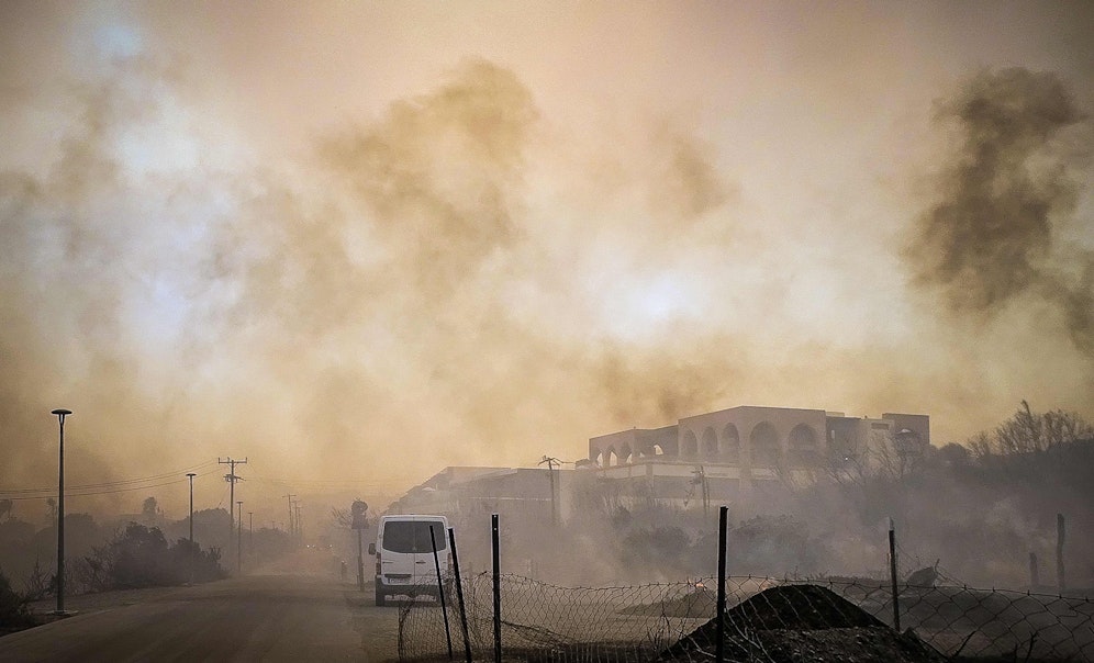 Wegen eines Waldbrandes sind auf der Südseite der griechischen Ferieninsel Rhodos am Samstag mehrere Hotels und Pensionen evakuiert worden.
