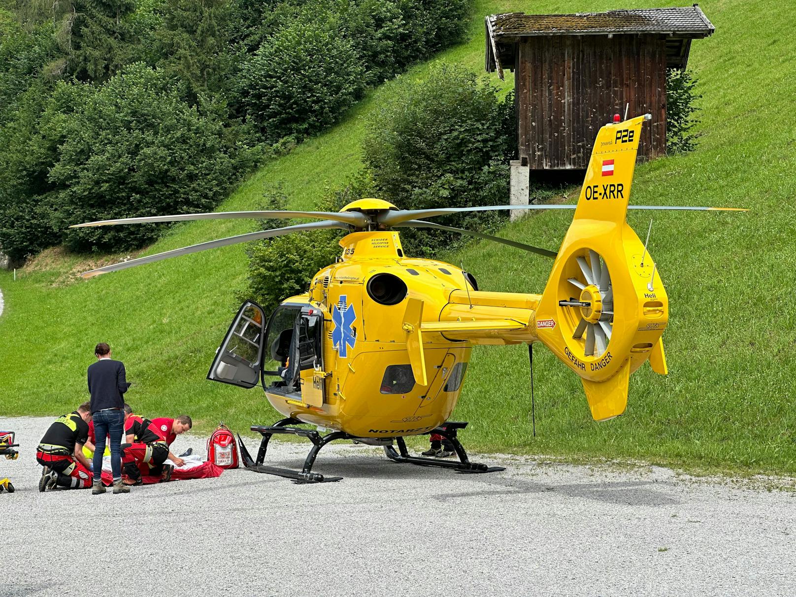 Der verletzte Bub wurde mit dem Notarzthubschrauber ins Krankenhaus geflogen.