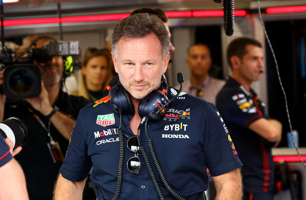 Red-Bull-Teamchef  Christian Horner stellt sich gegen Lewis Hamilton. 