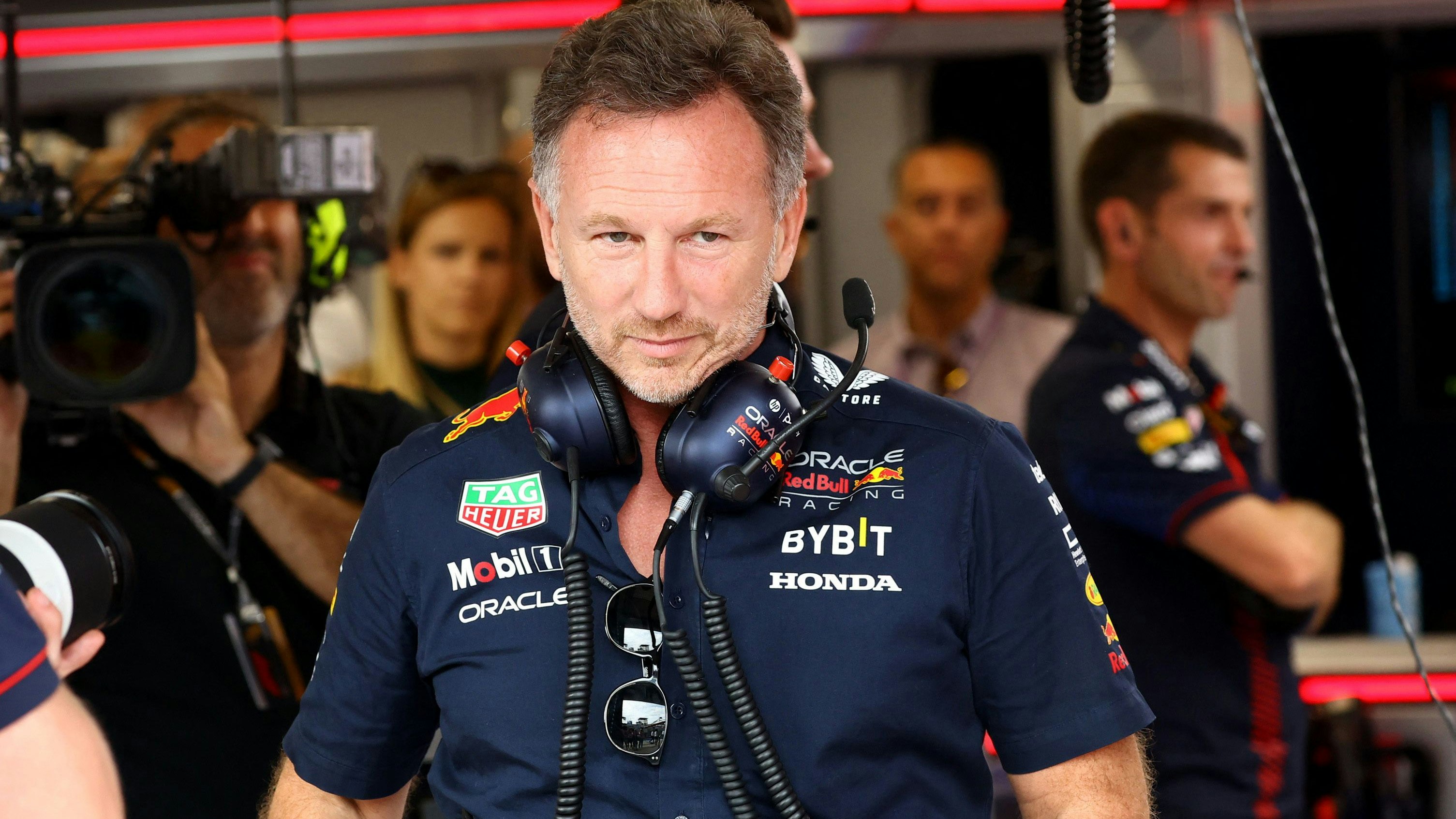 Red-Bull-Teamchef  Christian Horner stellt sich gegen Lewis Hamilton. 