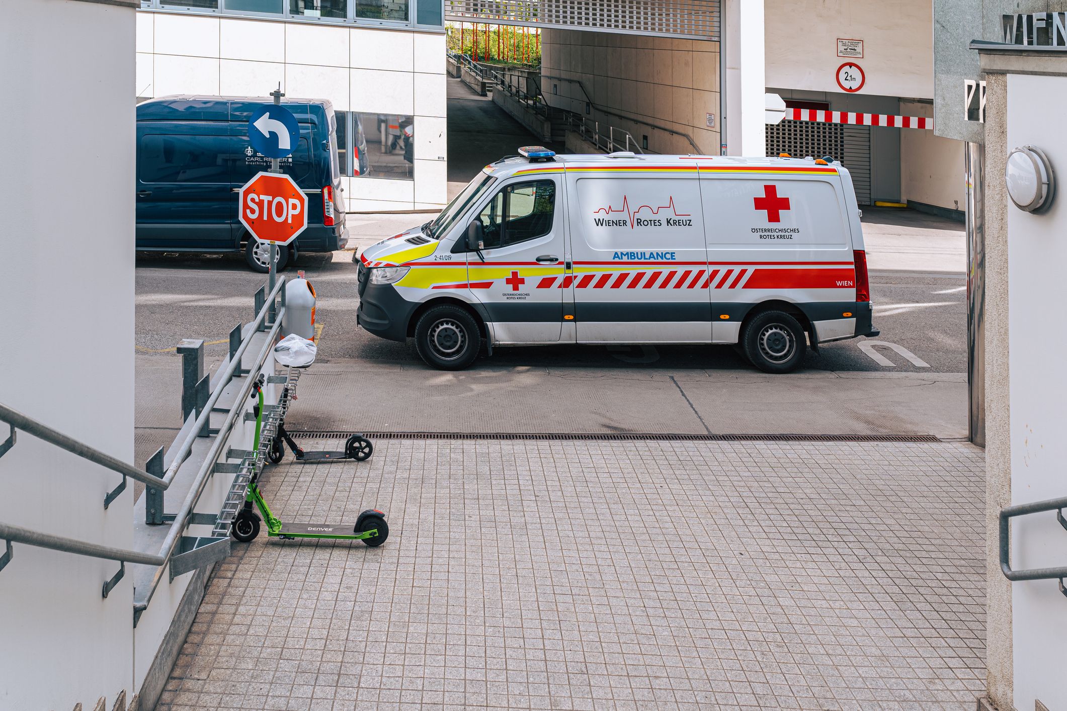 Der Motorradlenker musste schwer verletzt ins Spital. (Symbolbild)