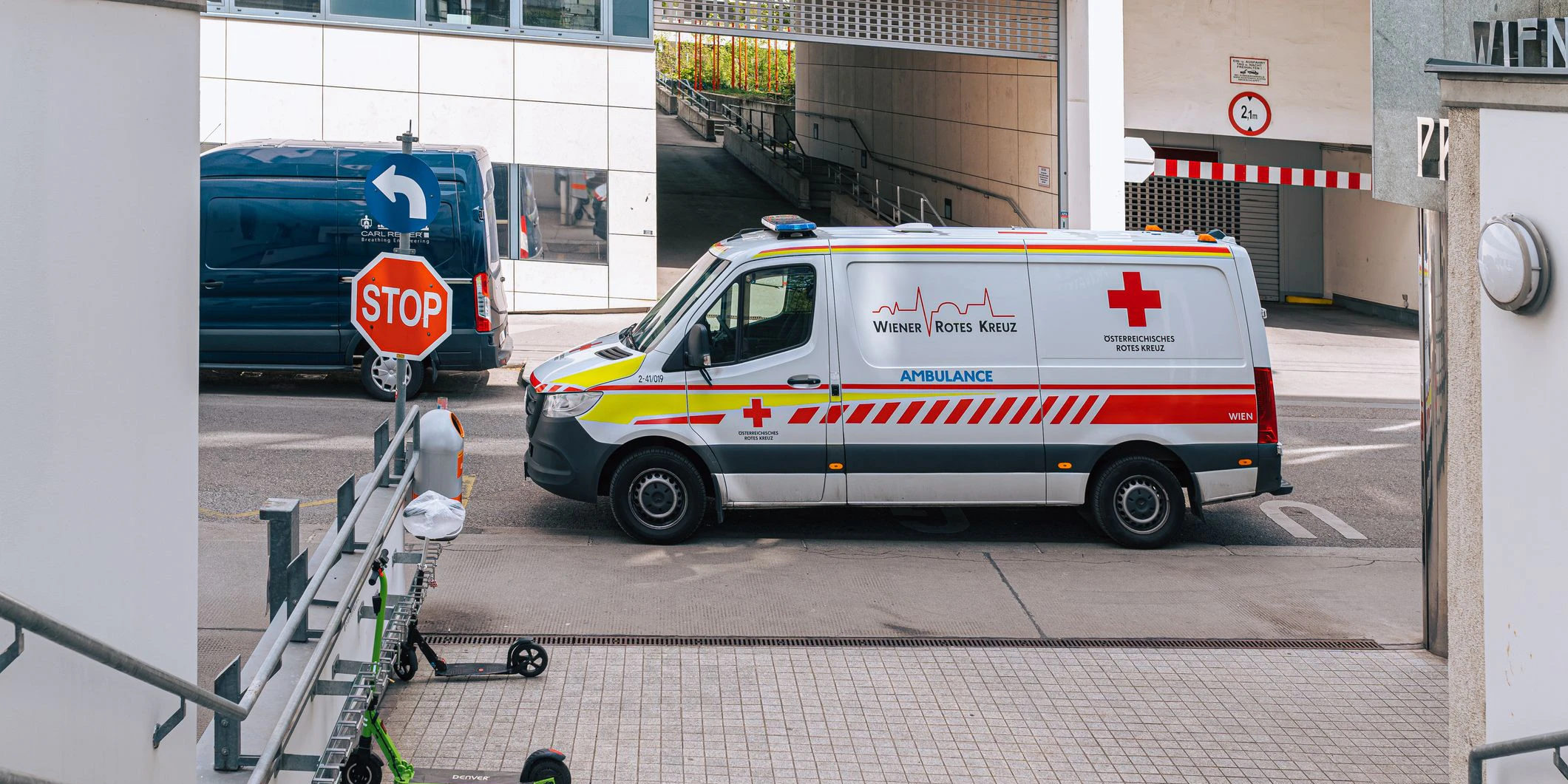 Der Motorradlenker musste schwer verletzt ins Spital. (Symbolbild)