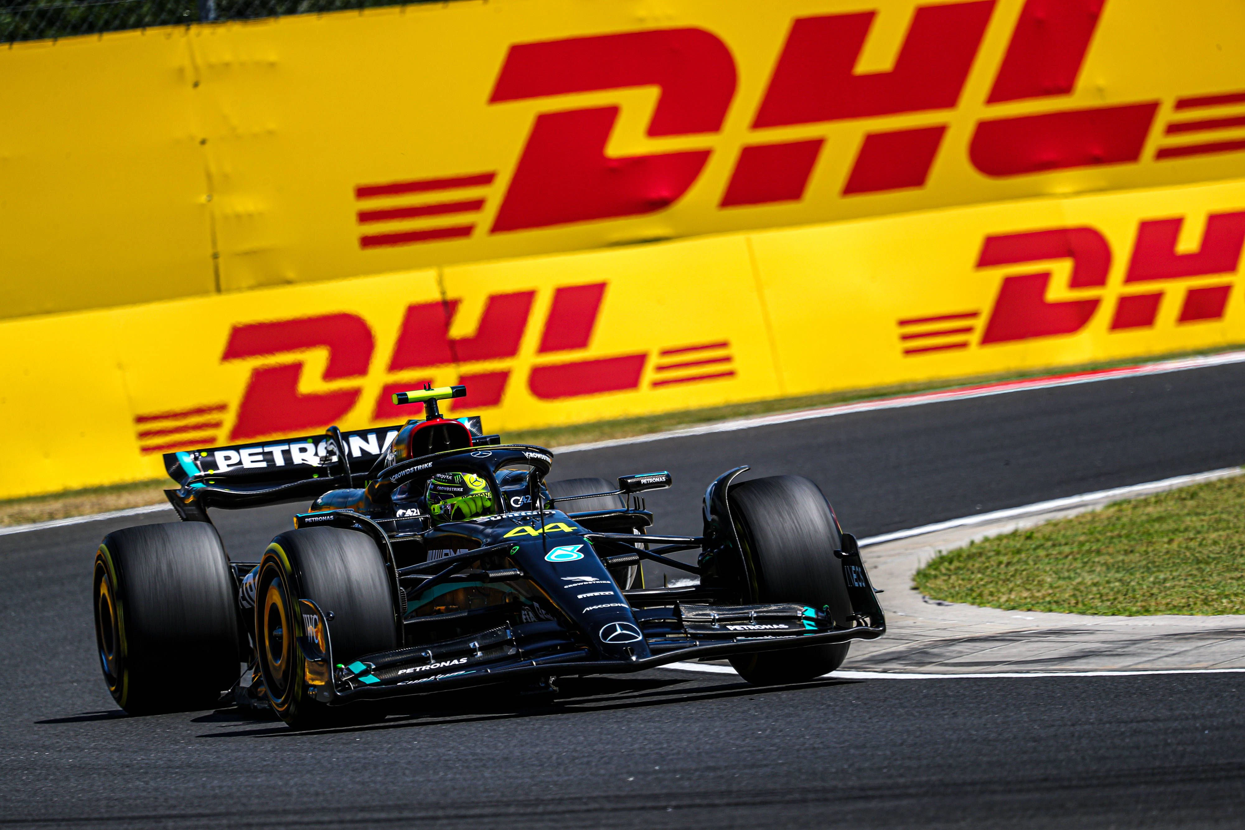 Lewis Hamilton überholt Max Verstappen. 