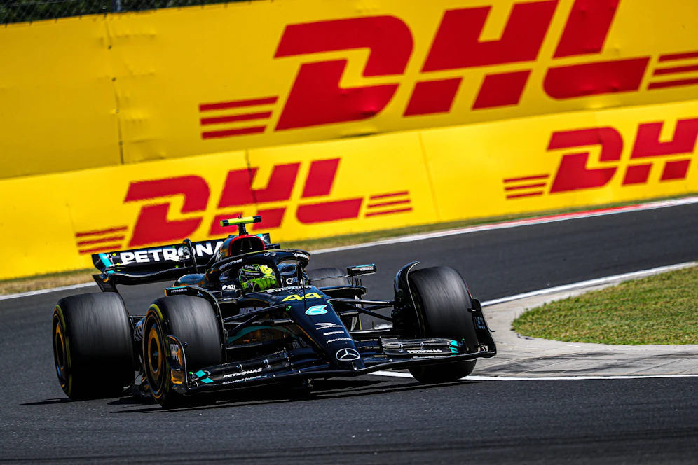 Lewis Hamilton überholt Max Verstappen. 