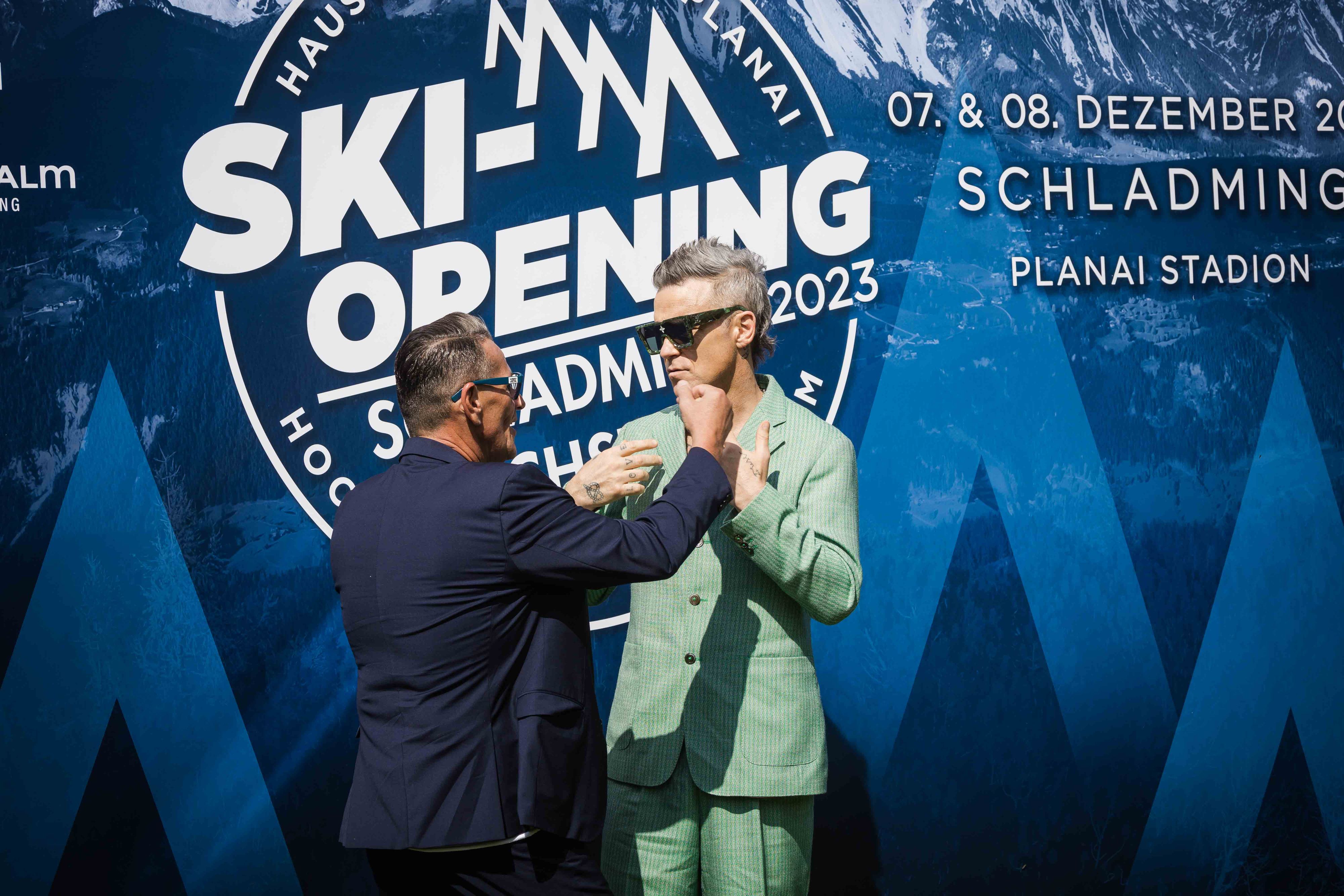 Robbie Williams mit Veranstalter Leutgeb.