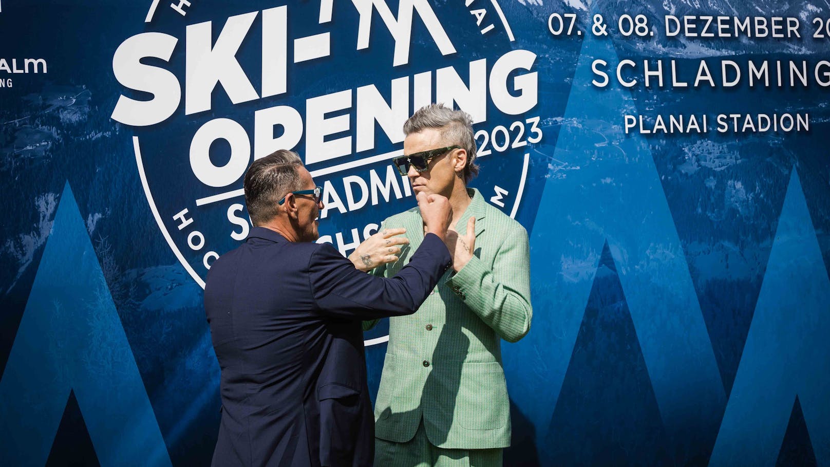 Robbie Williams macht Handshake mit ÖVP-Grande