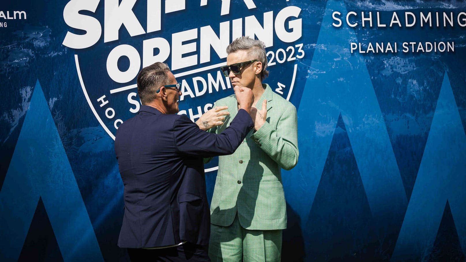Robbie Williams macht Handshake mit ÖVP-Grande