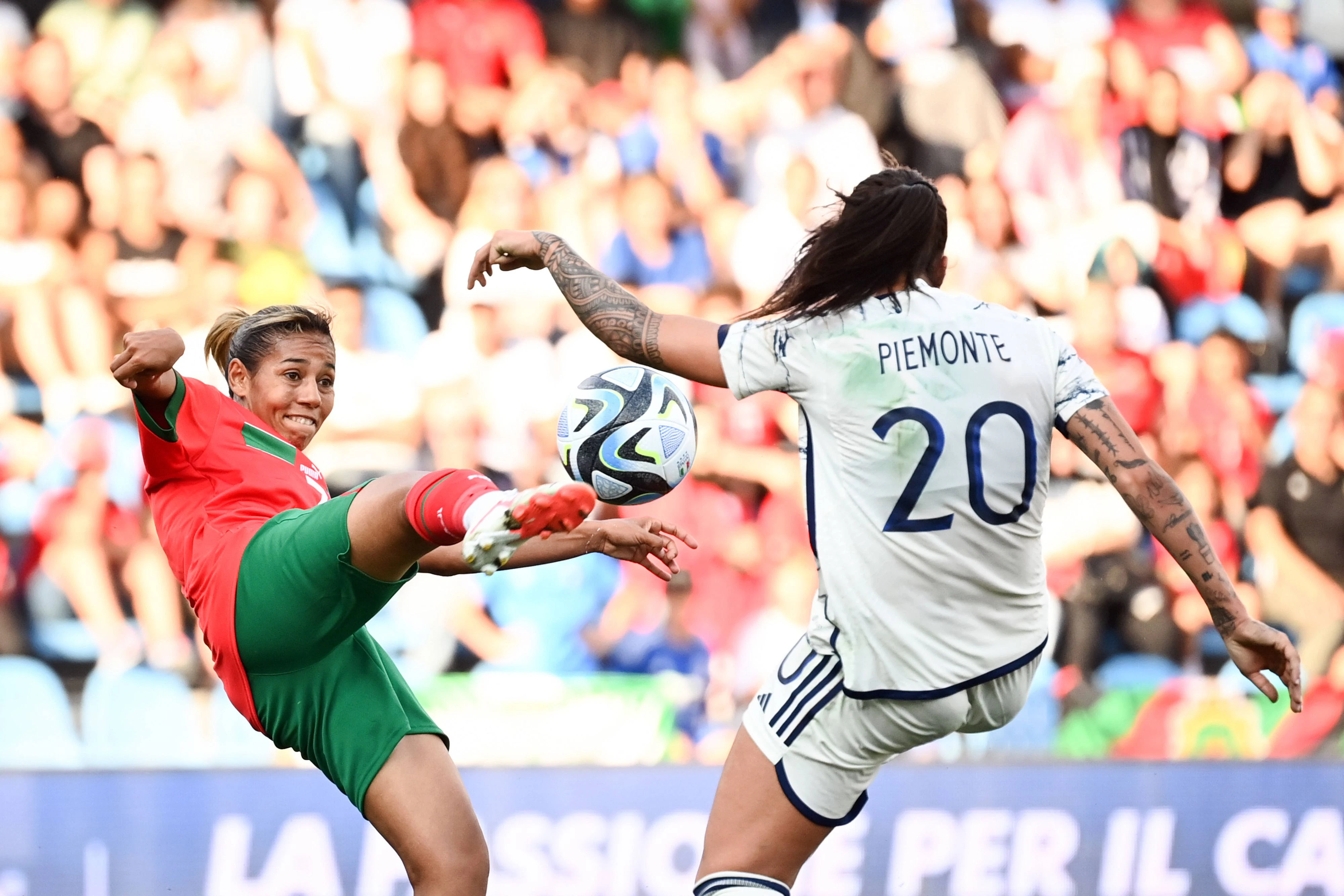 Ghizlane Chebbak (l.) beim Volley-Abschluss.