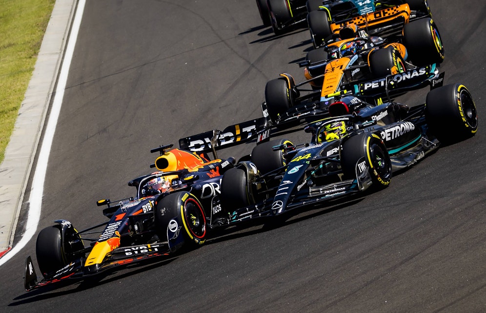 Max Verstappen überflügelt Lewis Hamilton in der ersten Kurve.