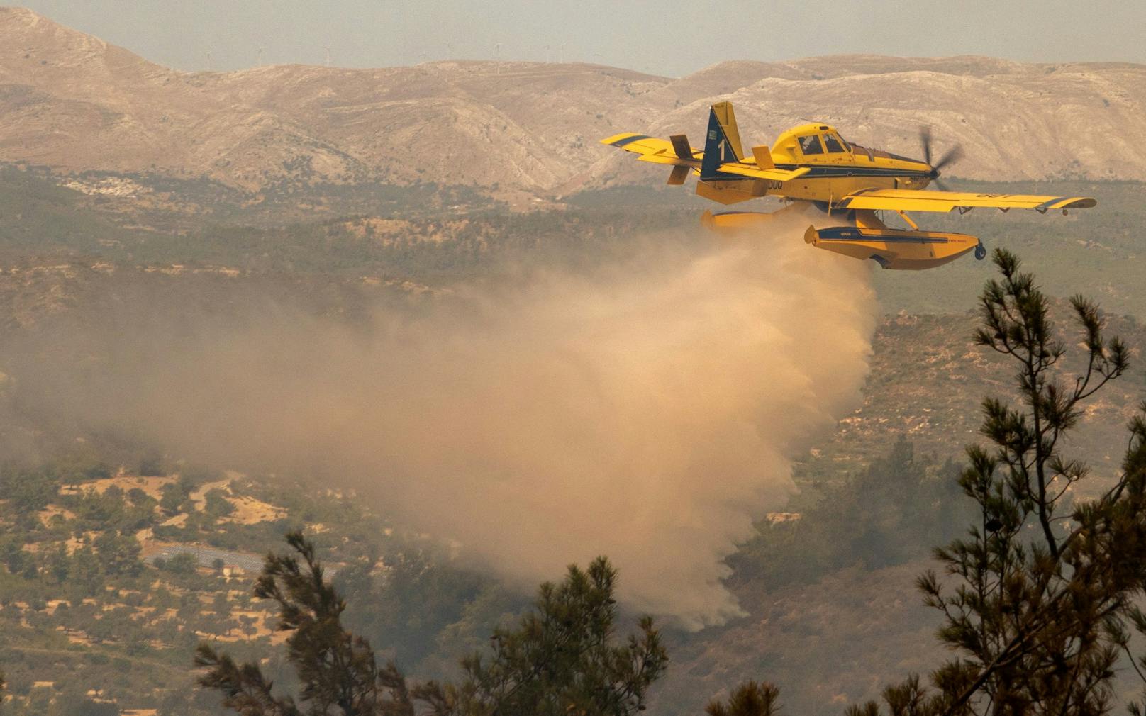 Auf Rhodos kommen auch Löschflugzeuge im Kampf gegen die Waldbrände zum Einsatz. 