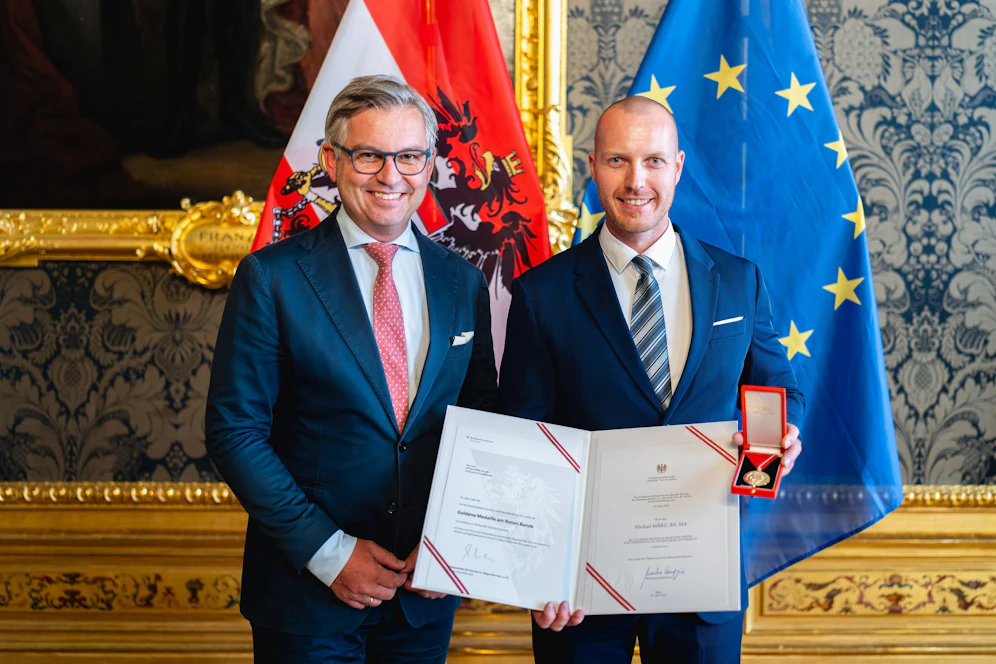Finanzminister Magnus Brunner überreicht die Lebensretter Medaille an Michael März.