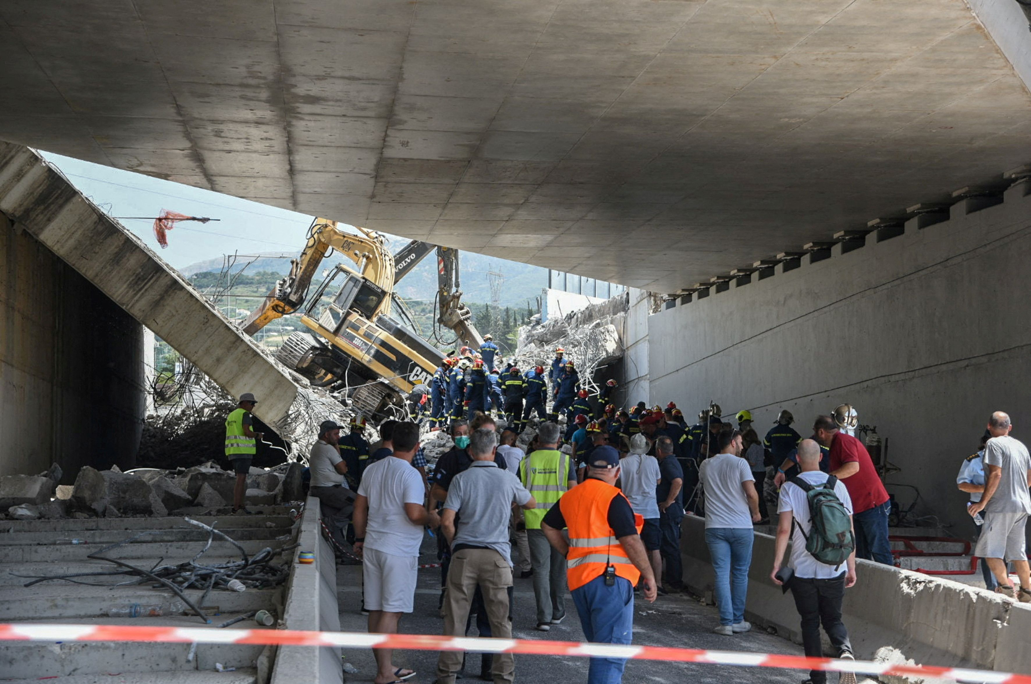 Zum Zeitpunkt des Unglücks befanden sich zwei schwere Geräte auf der Brücke.