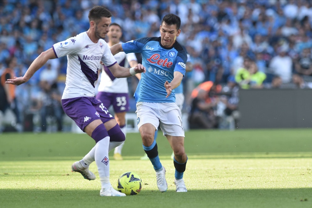 Aleksa Terzic im Zweikampf mit Napolis Hirving Lozano.