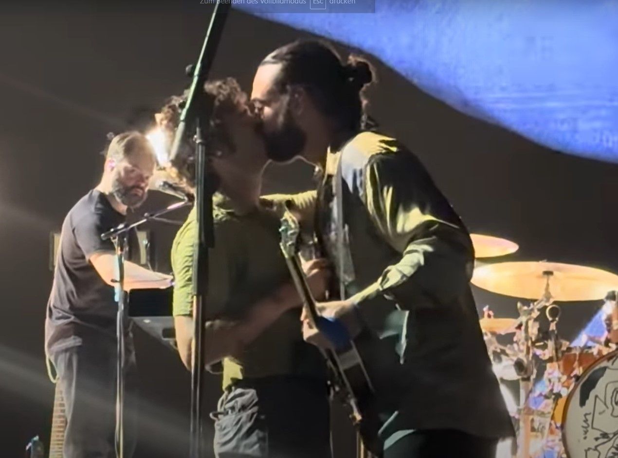 Mit diesem Kuss sorgte die Band 