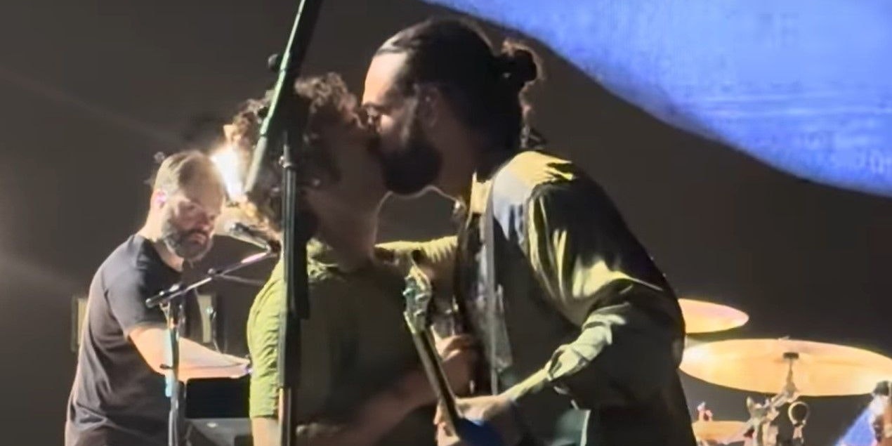 Mit diesem Kuss sorgte die Band "1975" für viel Aufsehen.