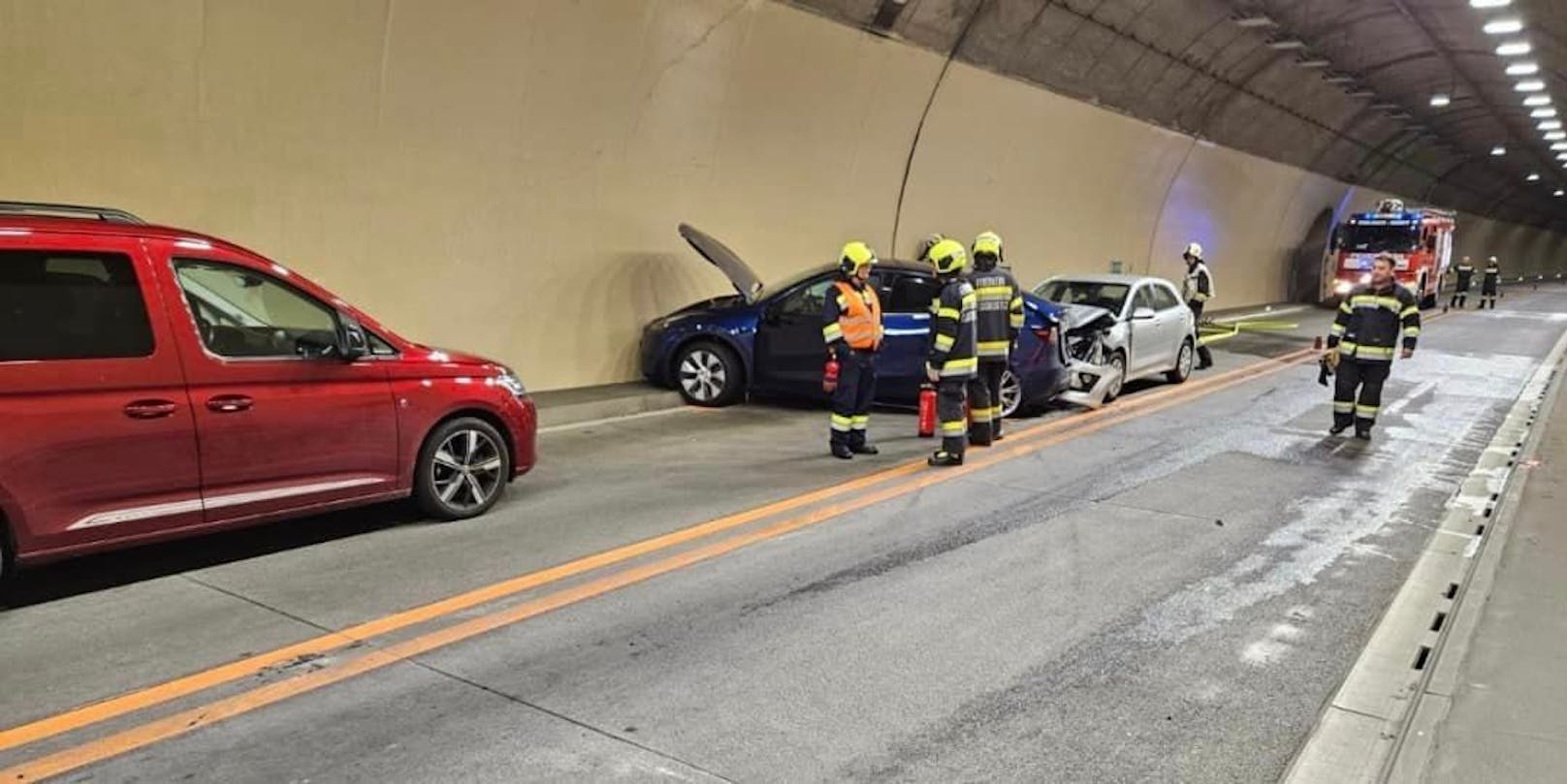 Lenkerin gerät im Tunnel in Gegenverkehr – 4 Verletzte