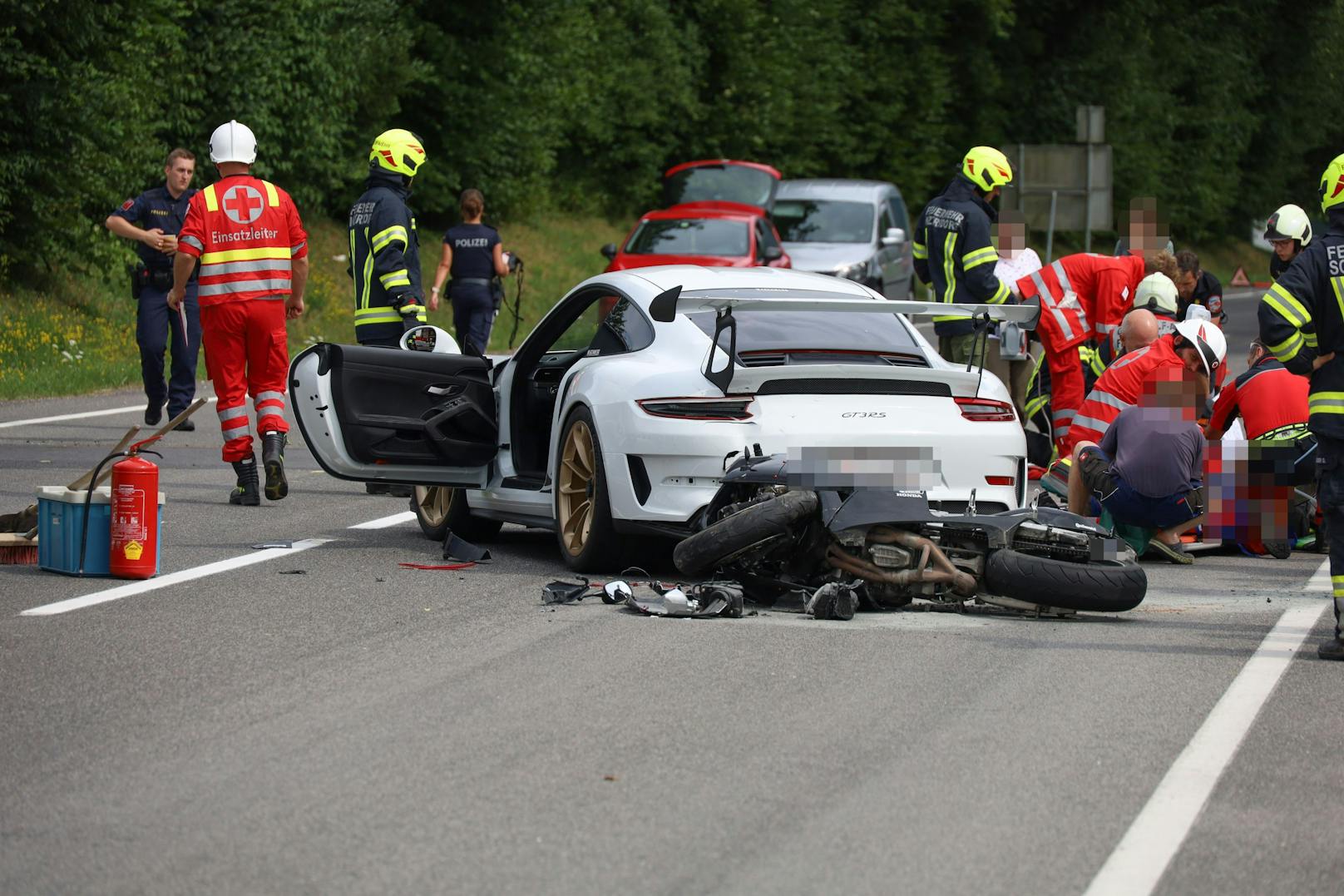 Ein Motorradfahrer krachte ins Heck eines Porsche.